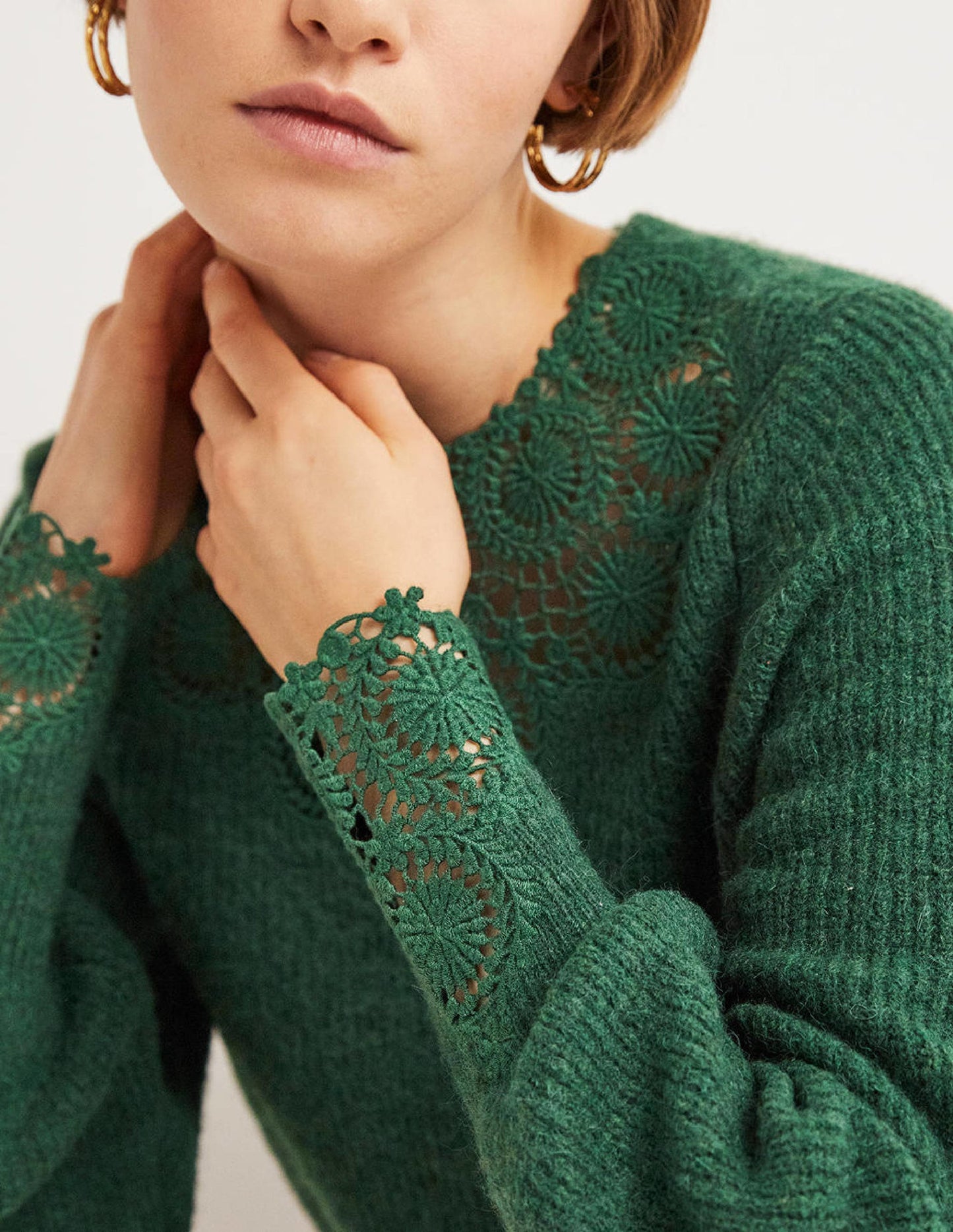 Flauschiger Pullover mit Stickerei-Jägergrün, Stickerei
