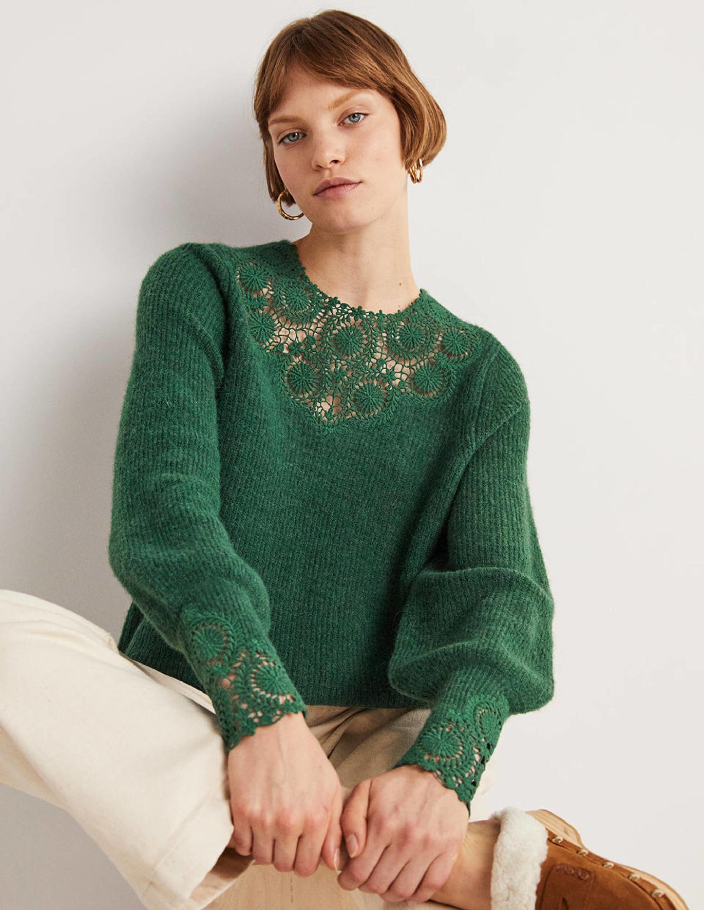 Flauschiger Pullover mit Stickerei-Jägergrün, Stickerei