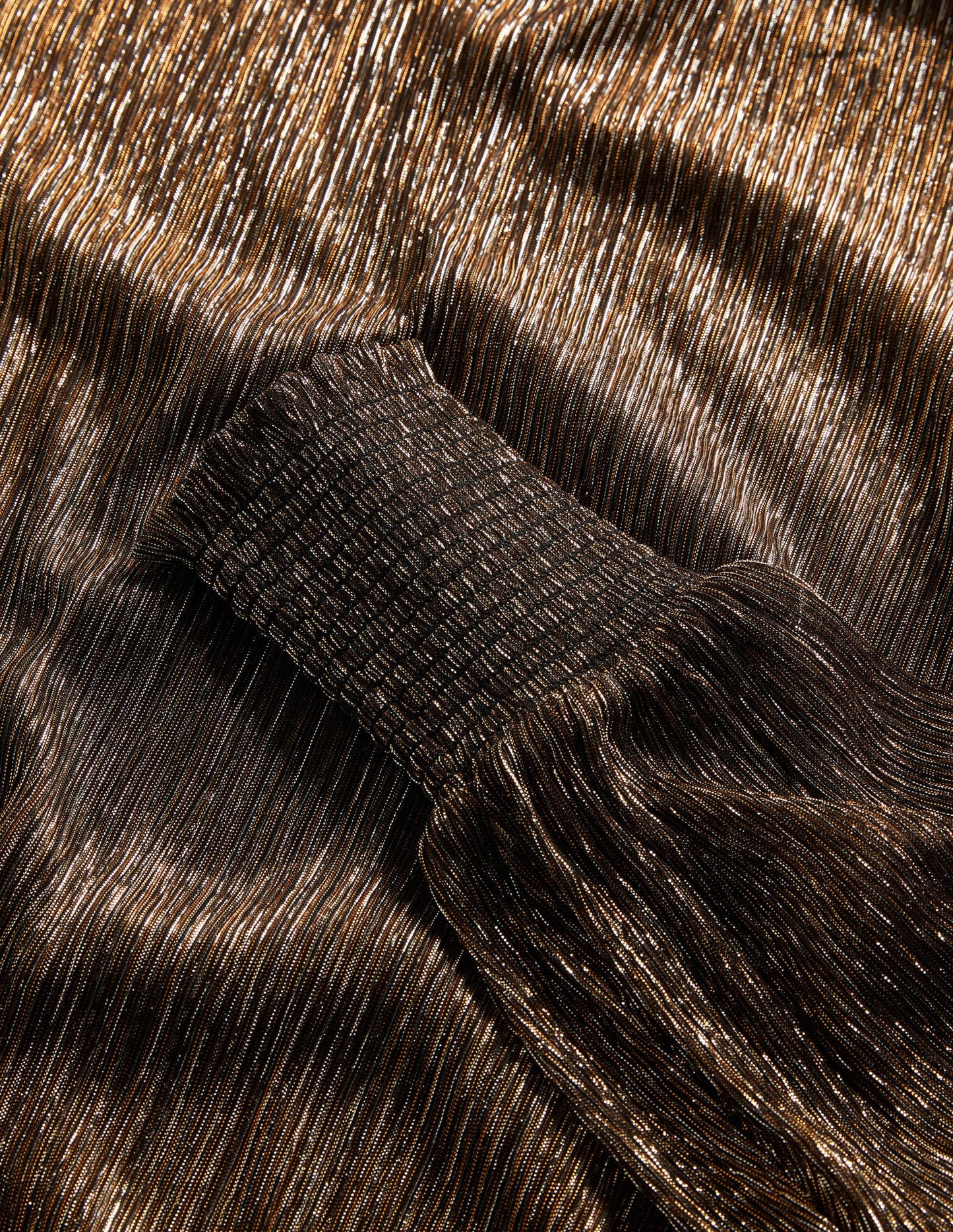 Gesmoktes Oberteil mit hohem Kragen-Metallic-Glanz/Plissee