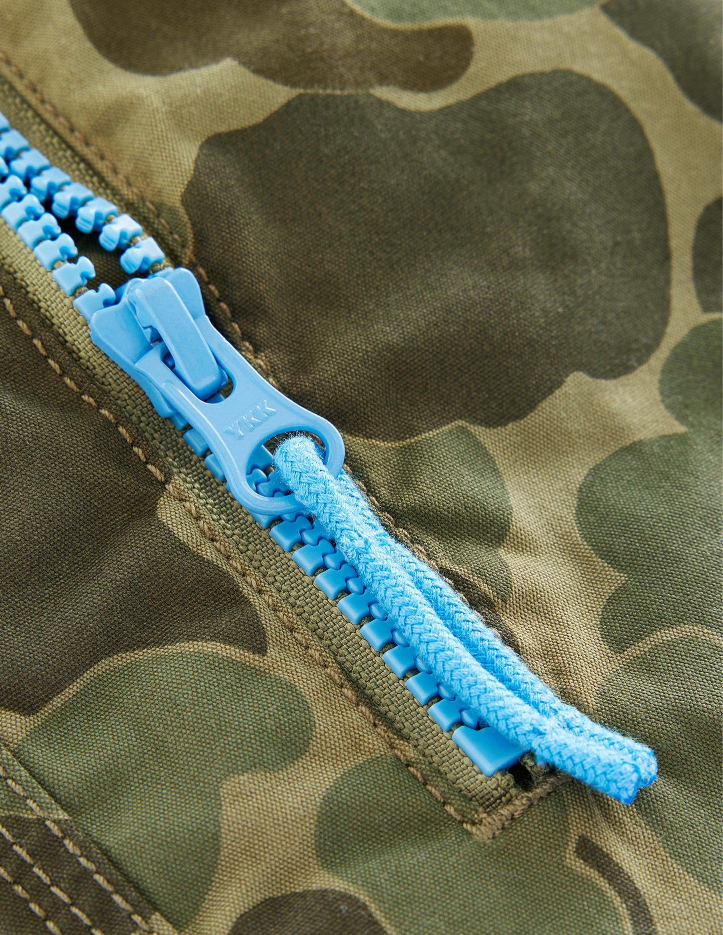 Abenteuer-Shorts-Khaki, Blasen-Camouflagemuster