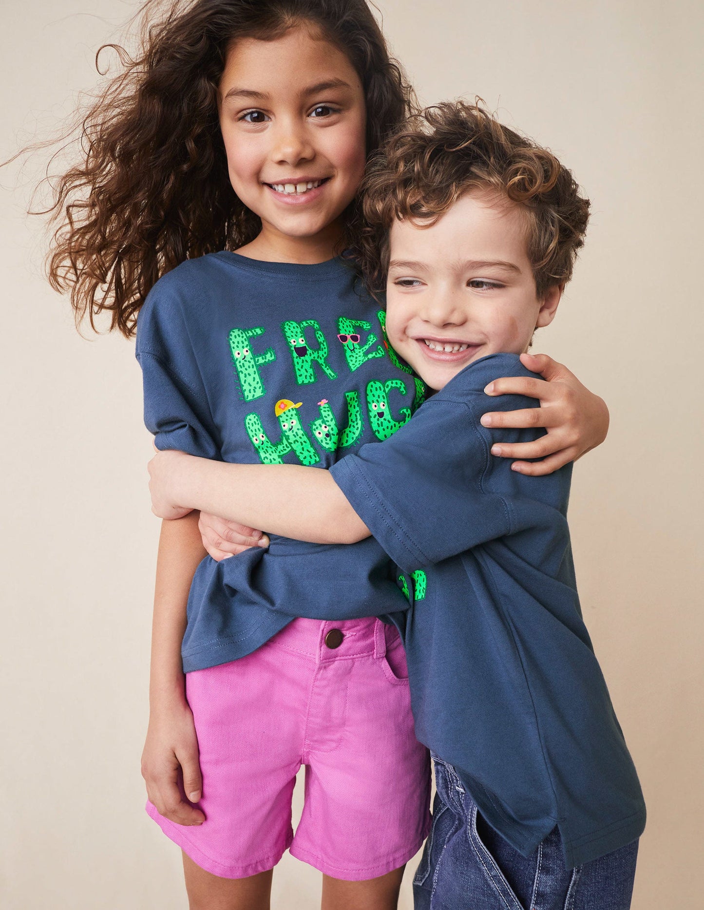 T-Shirt mit Spruch-Roboterblau, Free Hugs