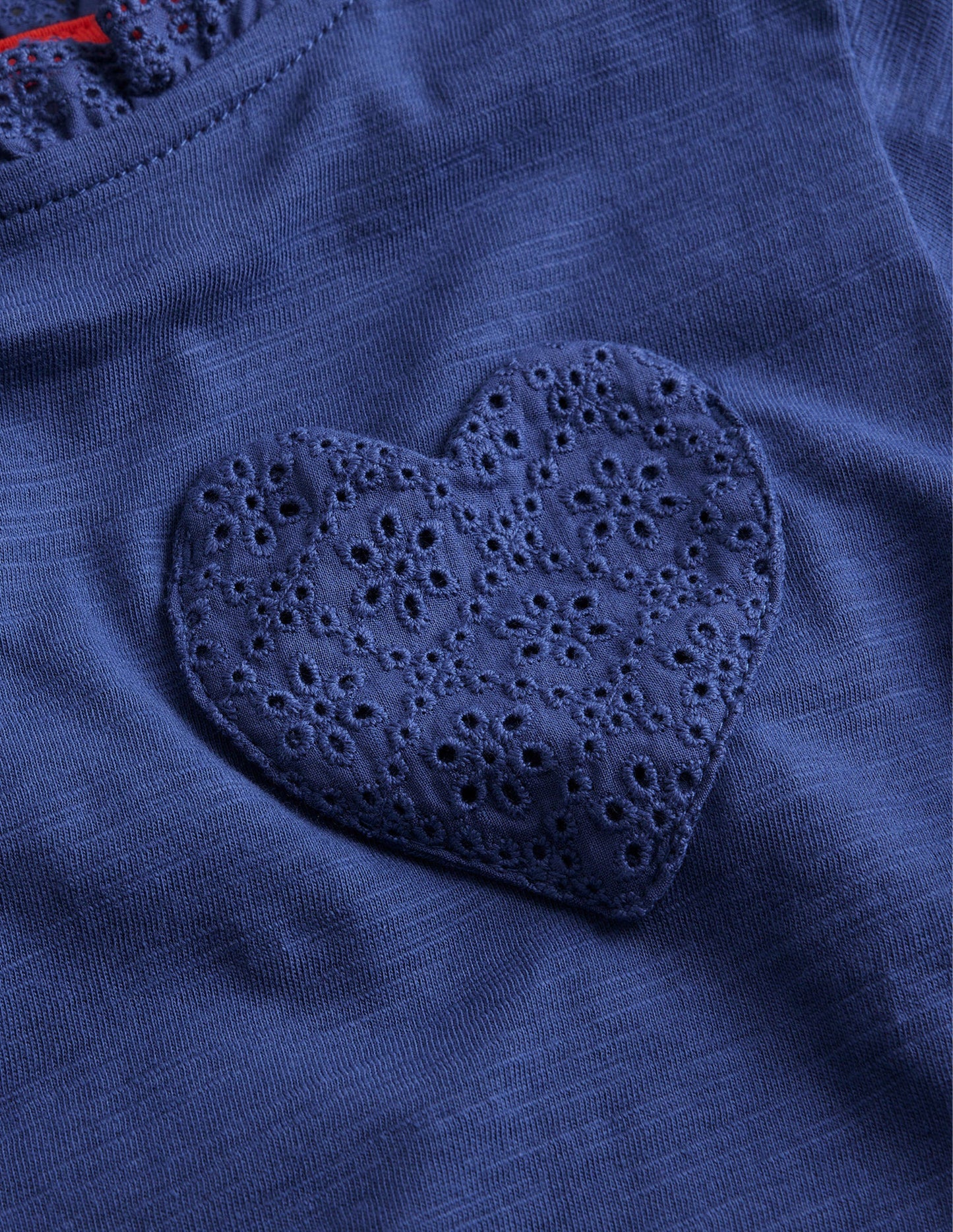 T-Shirt mit Lochstickereitasche-Segelblau