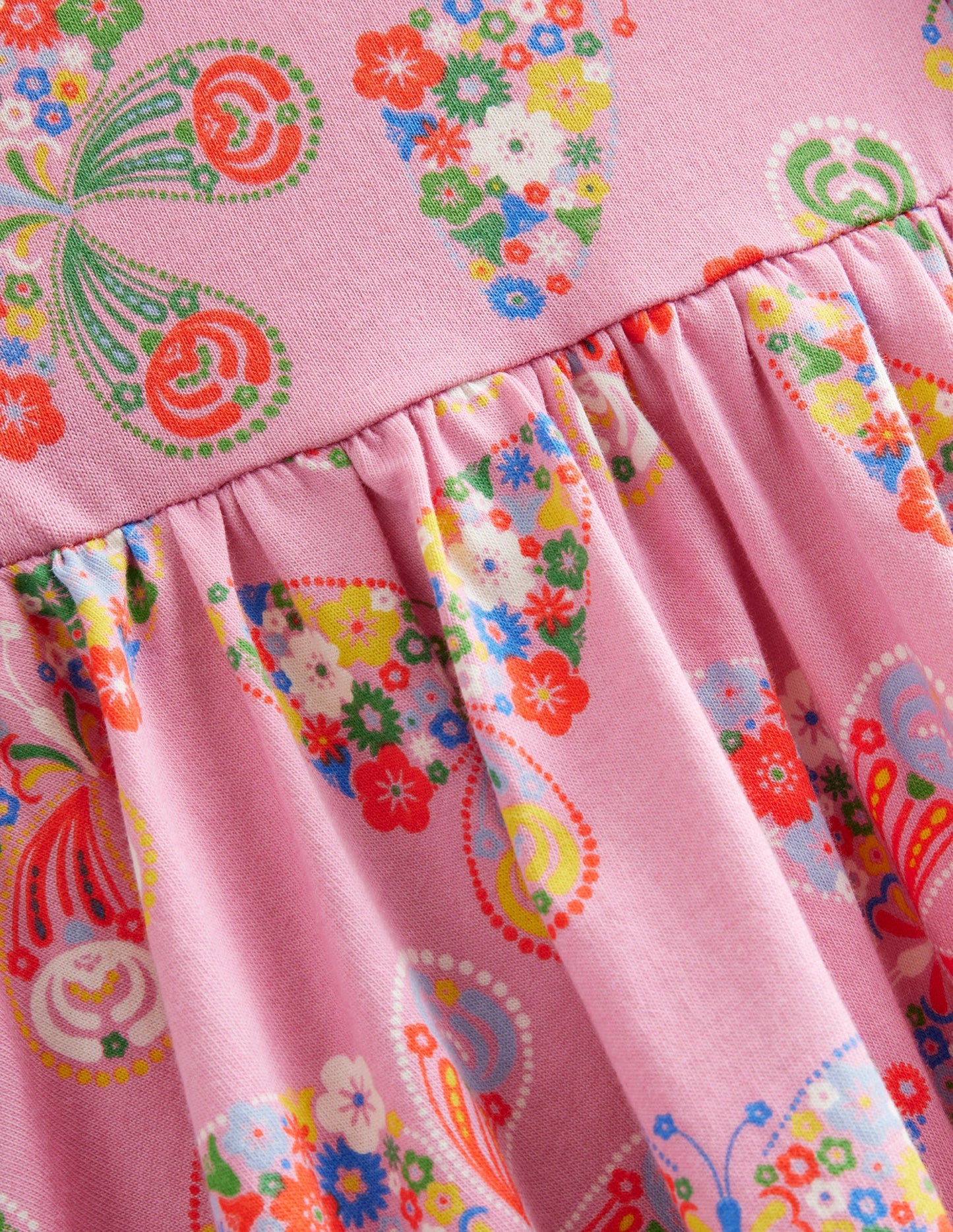 Ausgestelltes Kleid mit Rüschen-Kirschblütenrosa, Schmetterlinge