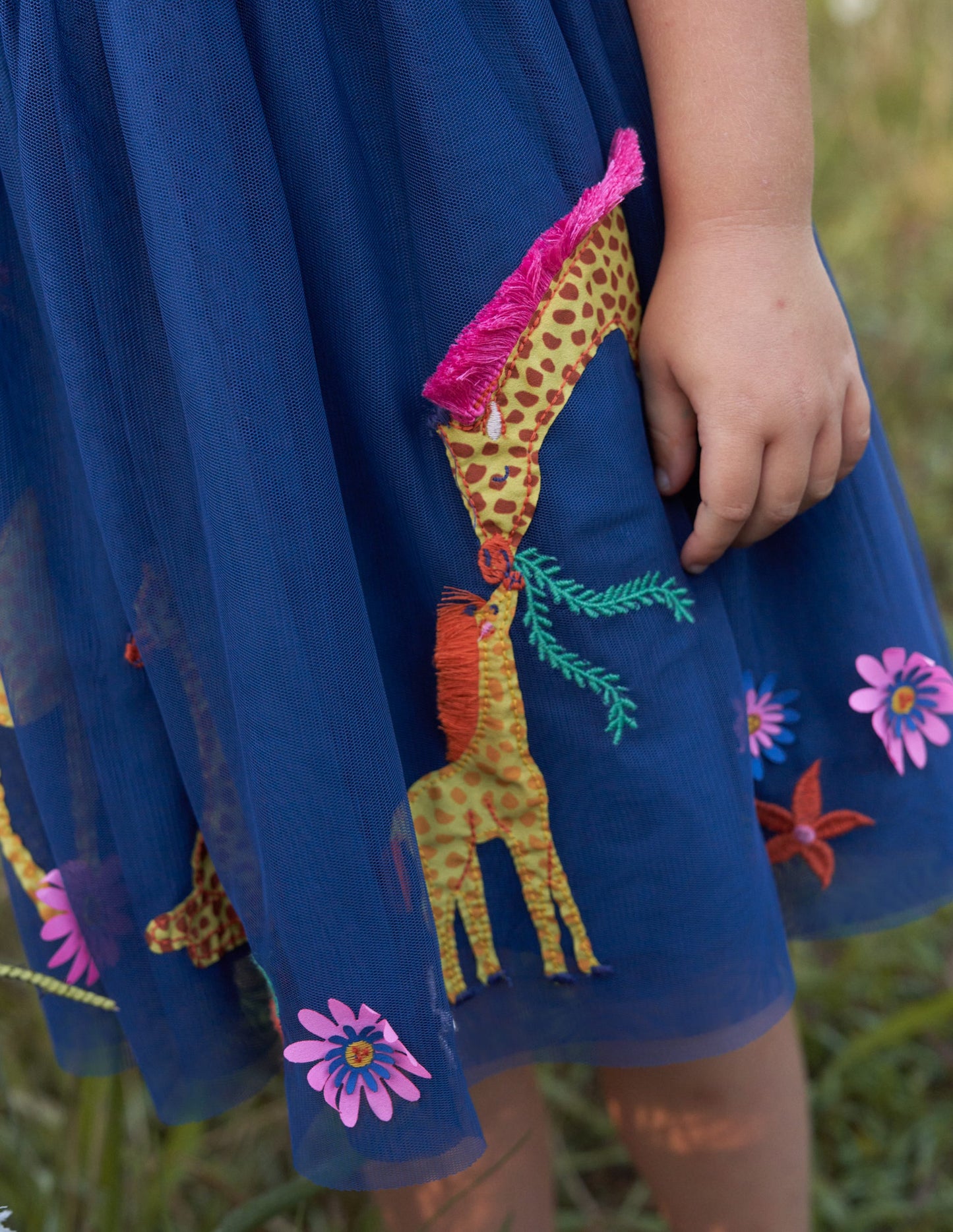 Appliziertes Kleid mit Tüll-Saphirblau/Vanille, Gestreift