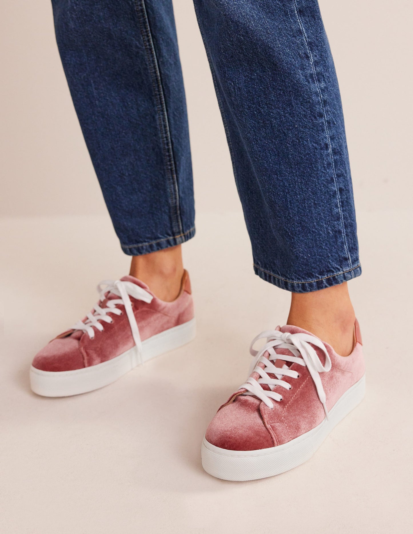 Plateau-Sneaker aus Samt-Graurosa Samt