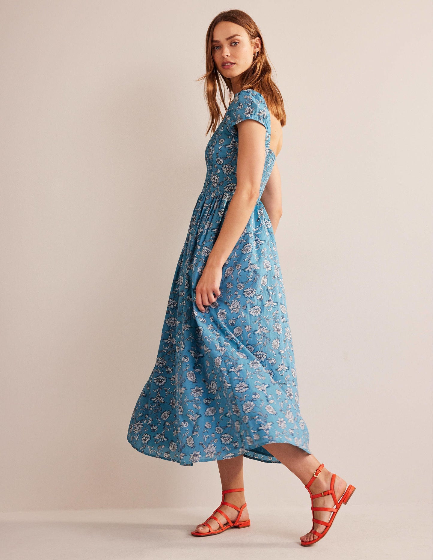 Robe à smocks dans le dos-Bleu dauphin, motif Meadow Fall