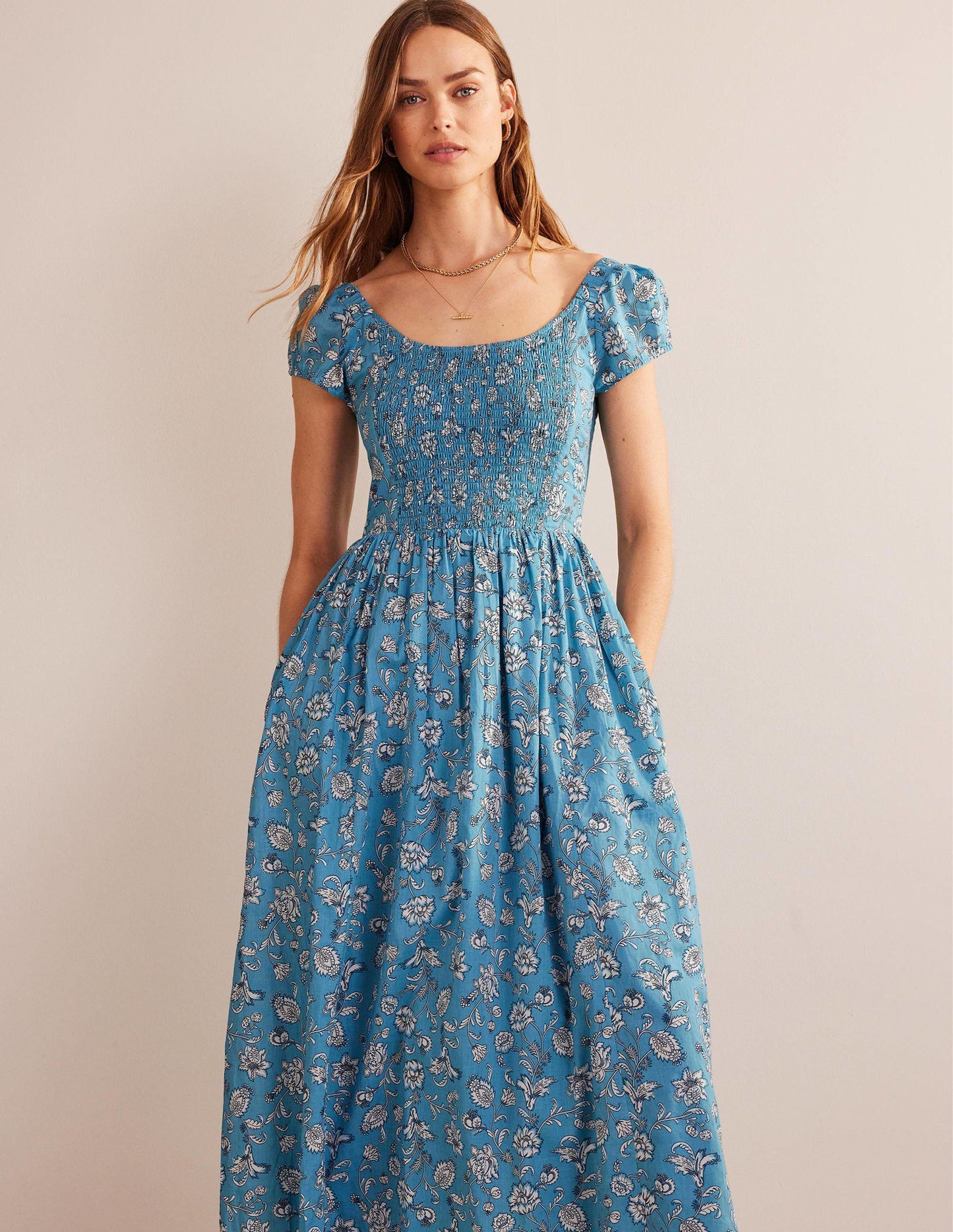 Robe à smocks dans le dos-Bleu dauphin, motif Meadow Fall