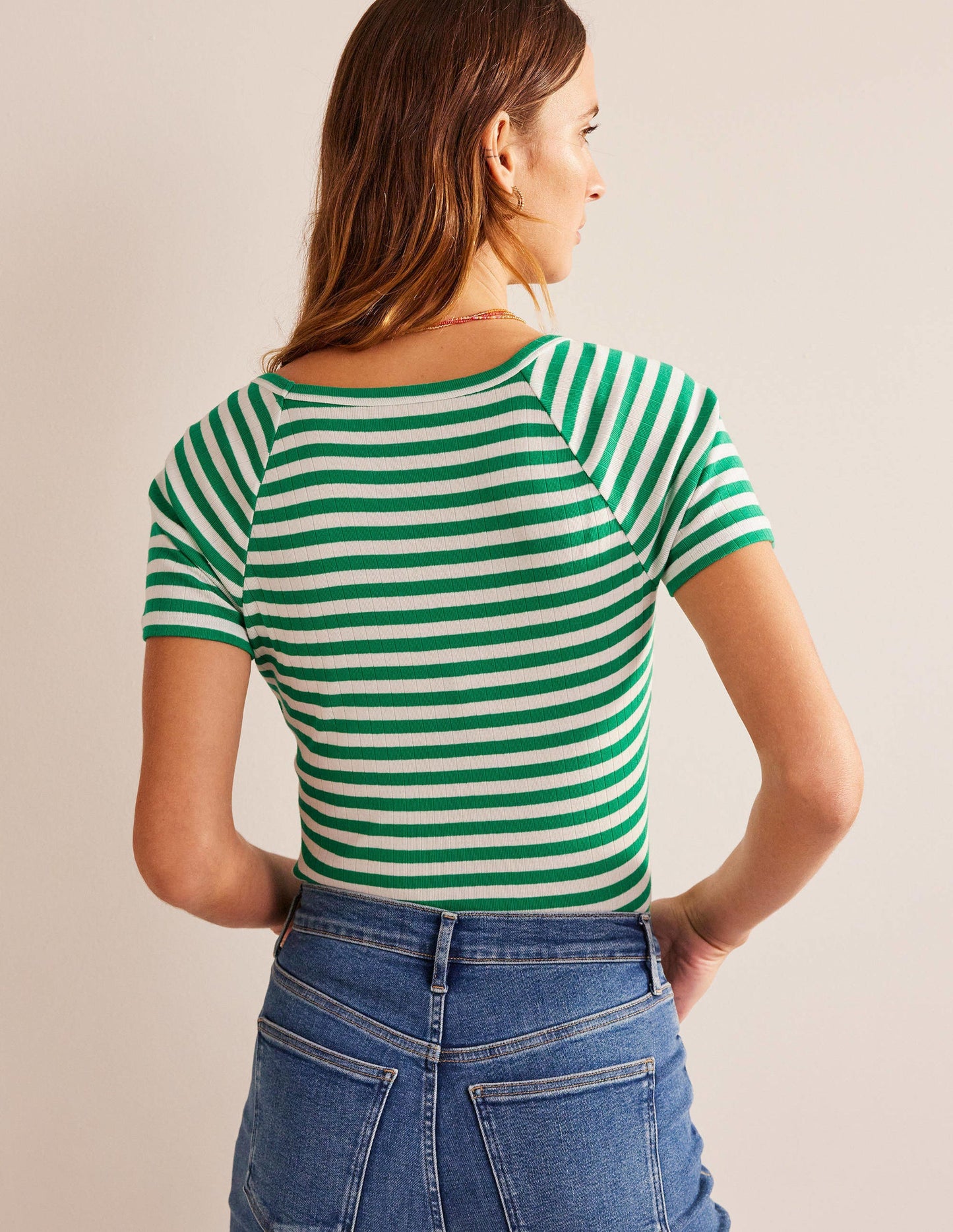 Ada Gestreiftes T-Shirt mit Rippstruktur-Wiesengrün, Naturweiß Gestreift