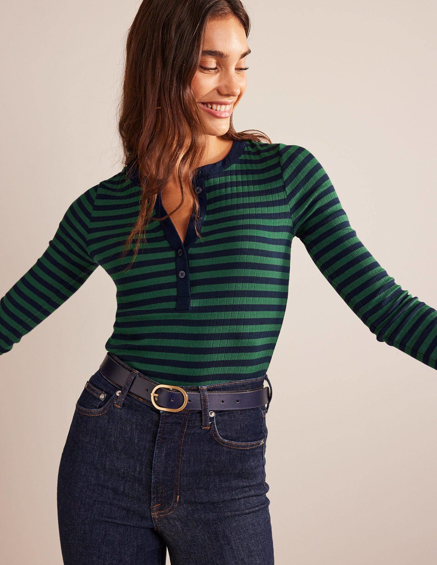 Anna Henley-T-Shirt aus Rippstrick-Grün, Marineblau