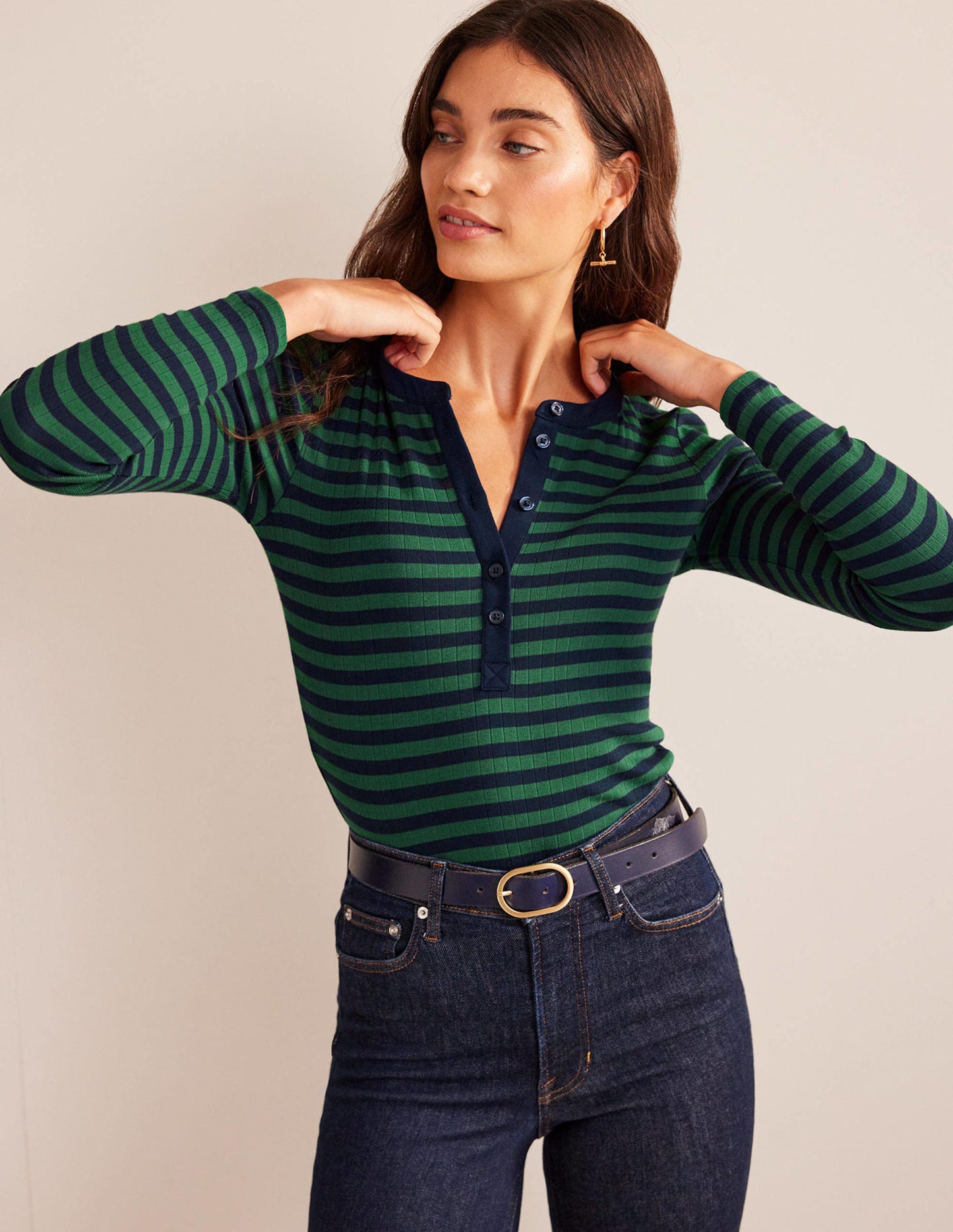 Anna Henley-T-Shirt aus Rippstrick-Grün, Marineblau