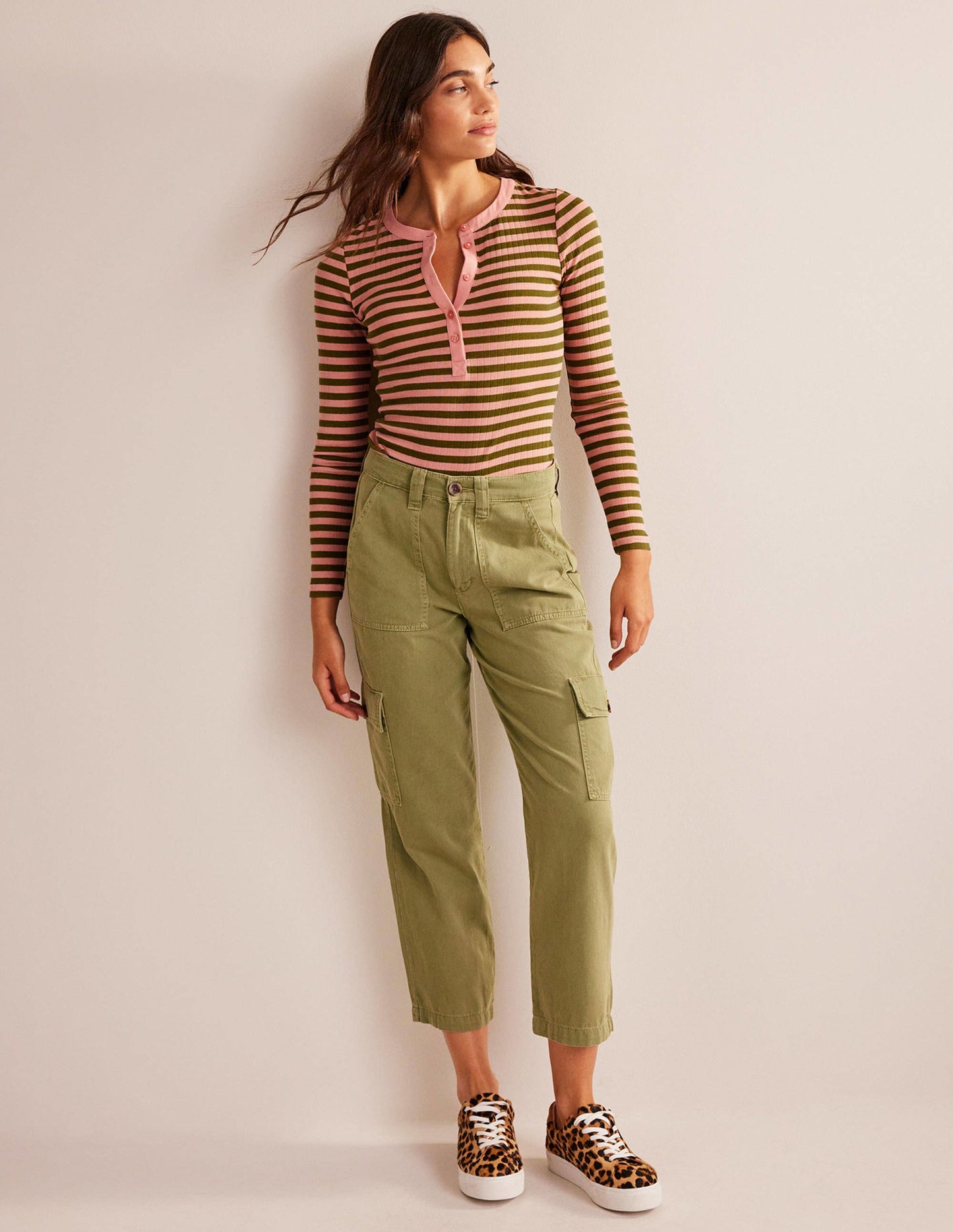 Anna Henley-T-Shirt aus Rippstrick-Rosette Blush, Olivgrün