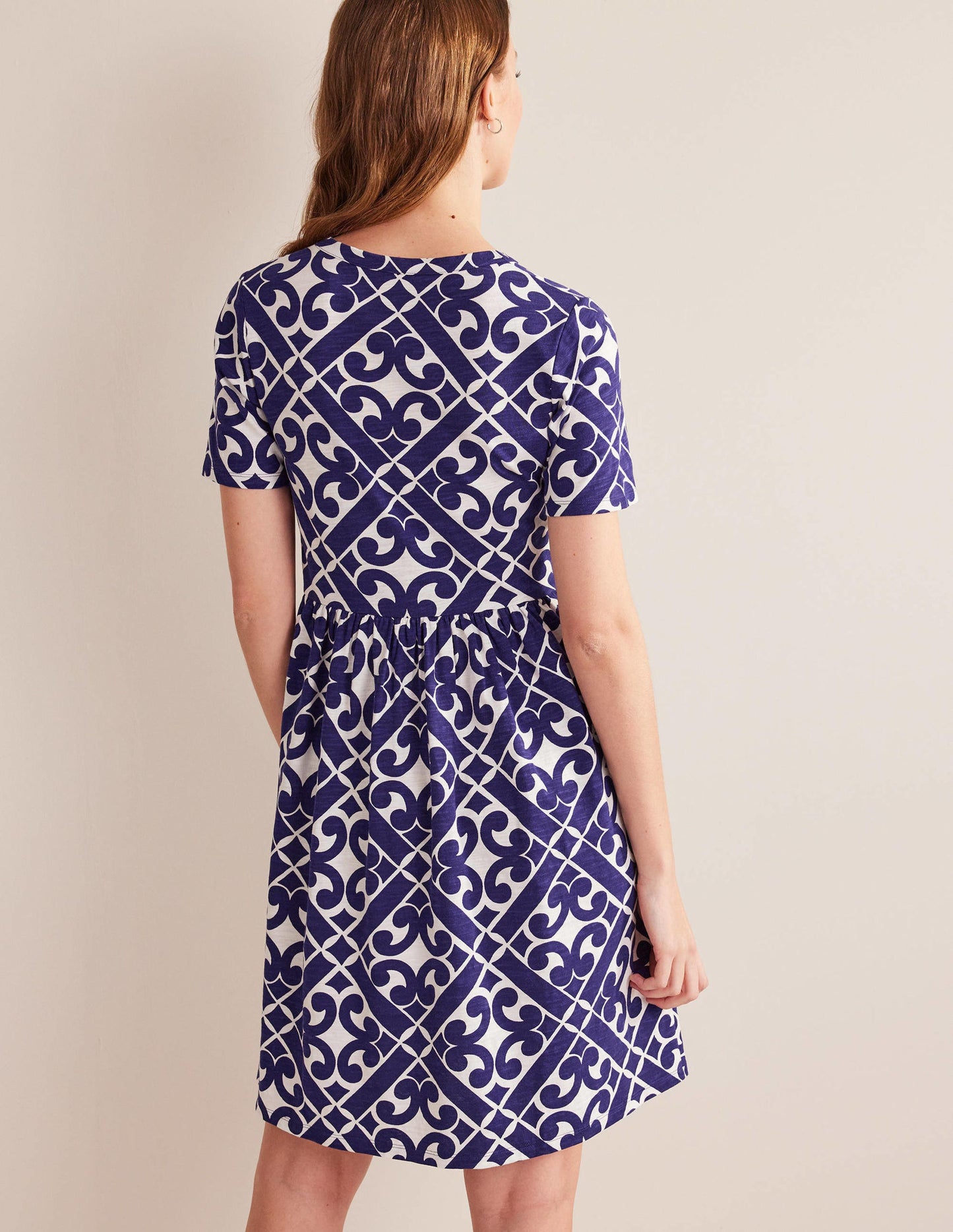 Einfaches Jerseykleid mit gekerbtem Ausschnitt-Berliner Blau, Geometrisches Muster