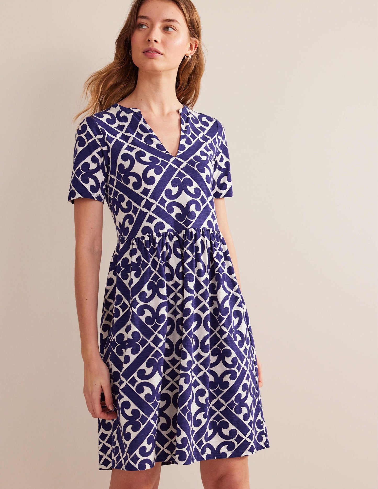 Einfaches Jerseykleid mit gekerbtem Ausschnitt-Berliner Blau, Geometrisches Muster
