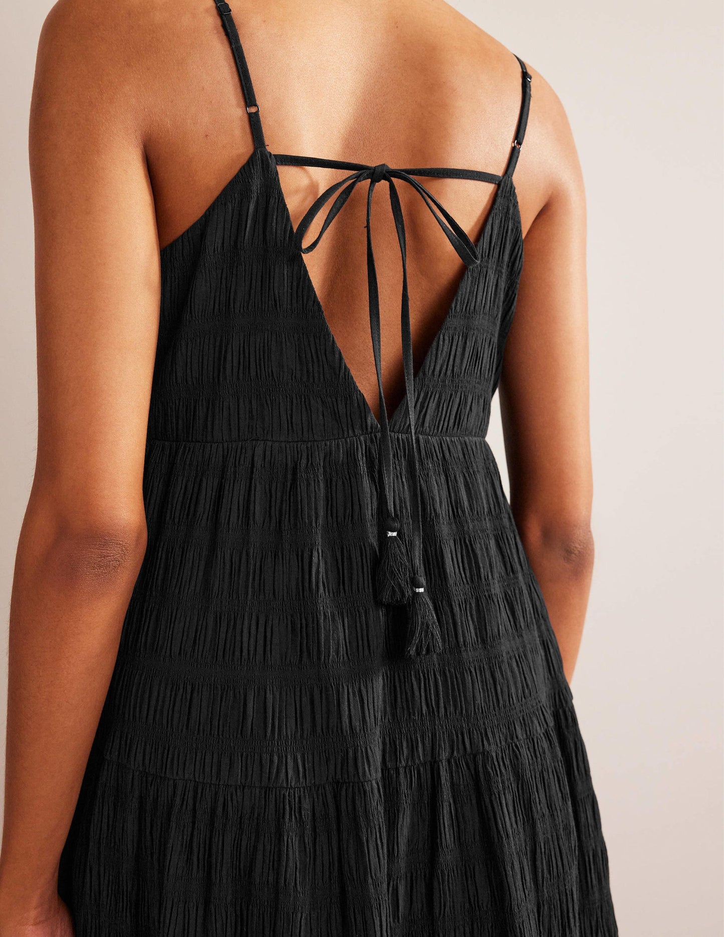 Gestuftes Maxi-Trägerkleid-Schwarz