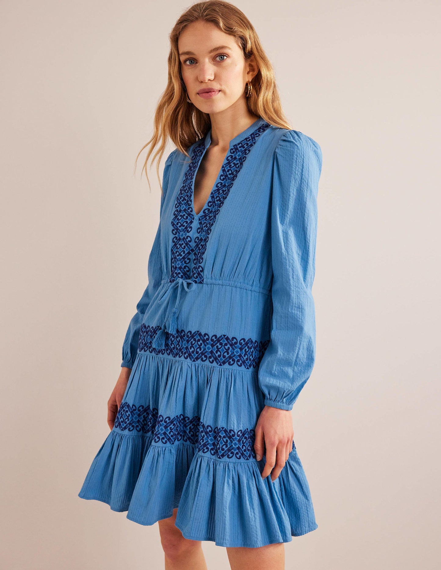 Stufenkleid mit Stickerei-Porzellanblau