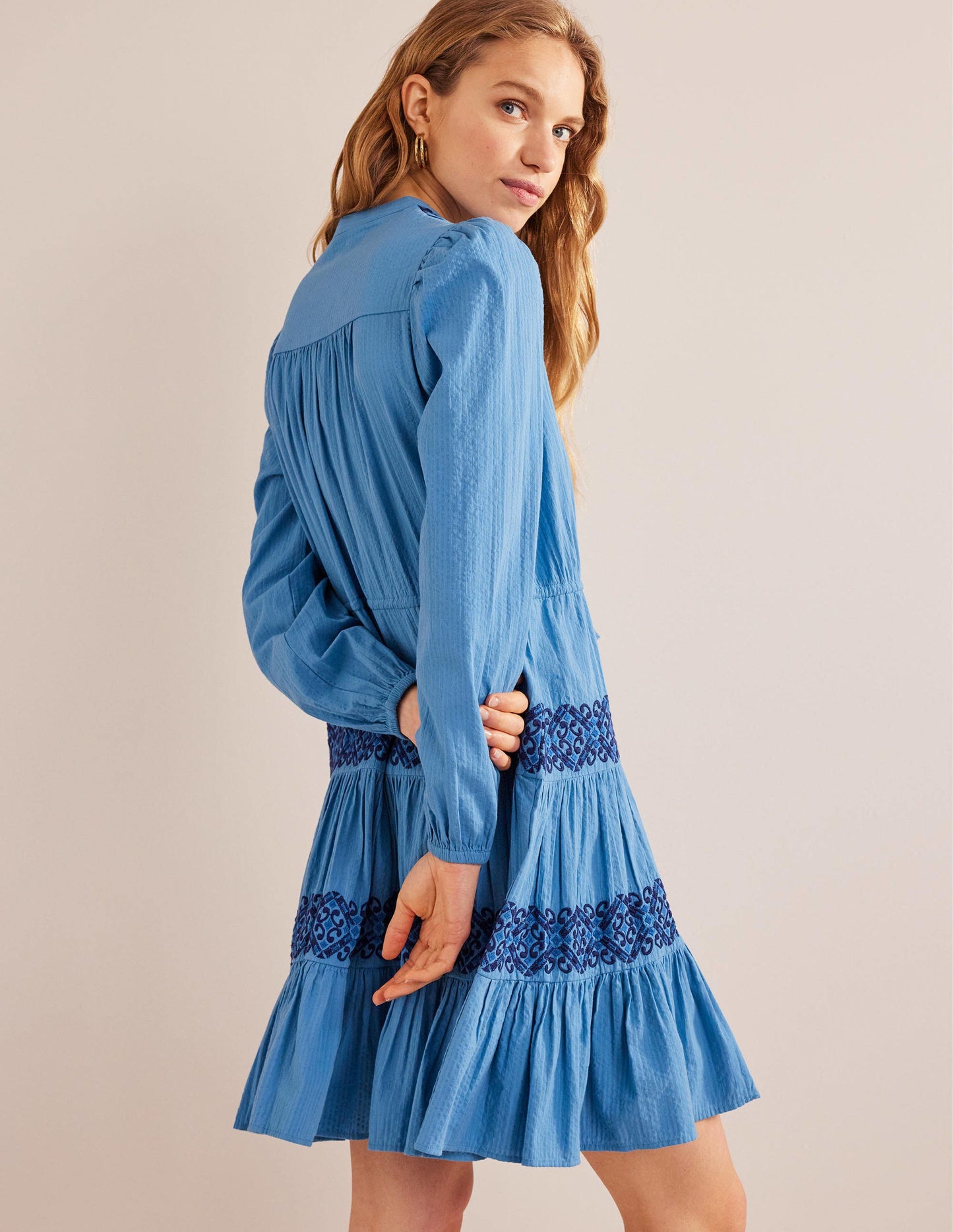 Stufenkleid mit Stickerei-Porzellanblau