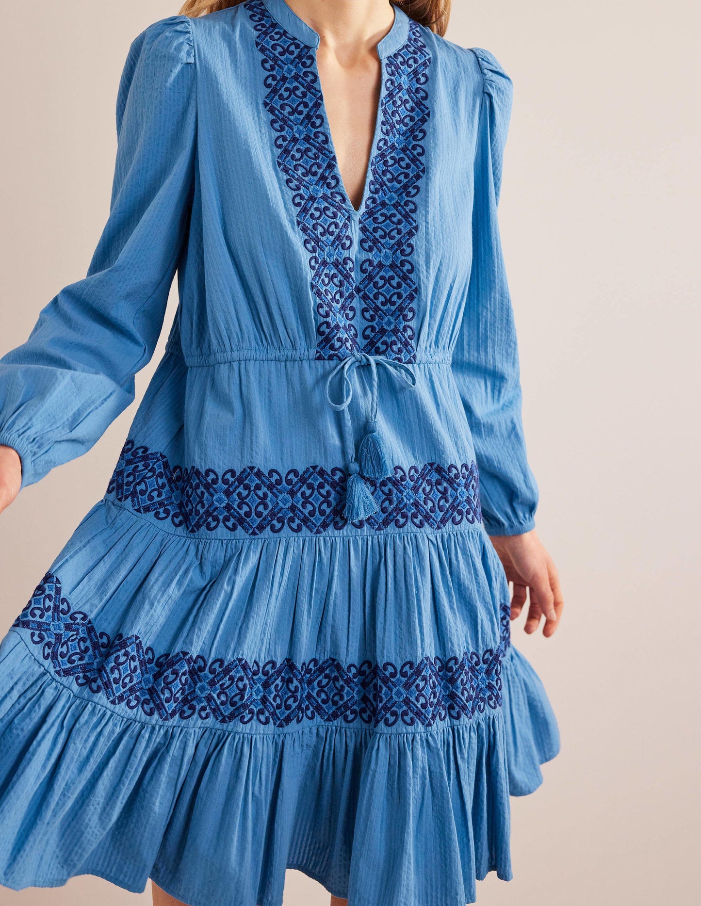 Stufenkleid mit Stickerei-Porzellanblau