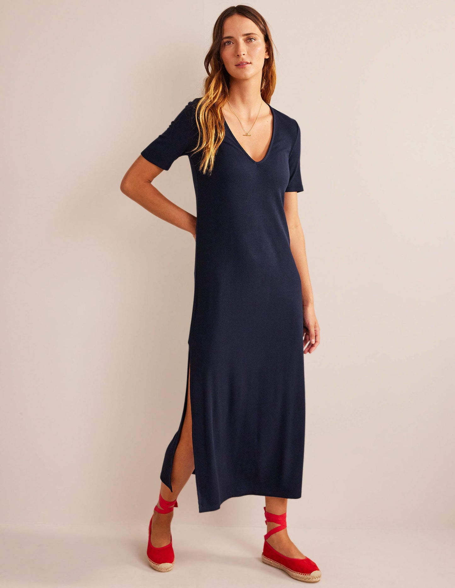 Geripptes Midi-T-Shirt-Kleid aus Jersey-Marineblau