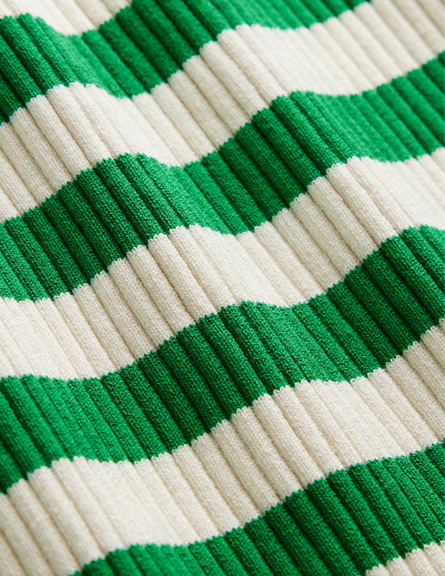 Schulterfreies Rippstrickoberteil-Sattes Smaragdgrün/Naturweiß, Gestreift