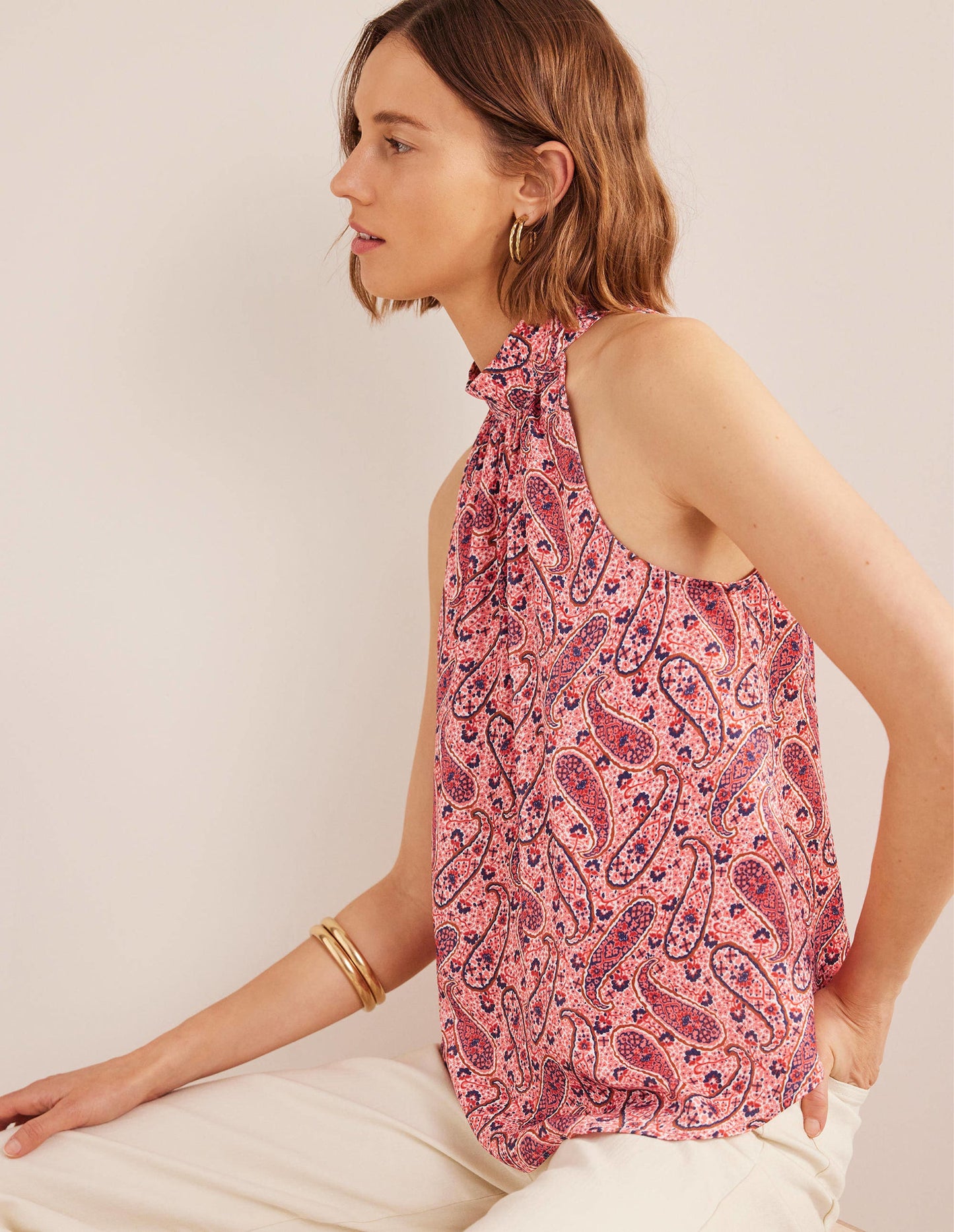 Neckholder-Oberteil aus Satin-Beerenrosa, Paisleyblüten