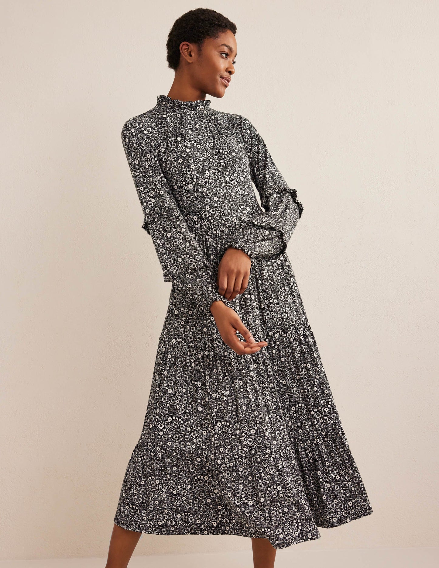 Midi-Jerseykleid mit Stufen-Schwarz, Tupfen, Gänseblümchen