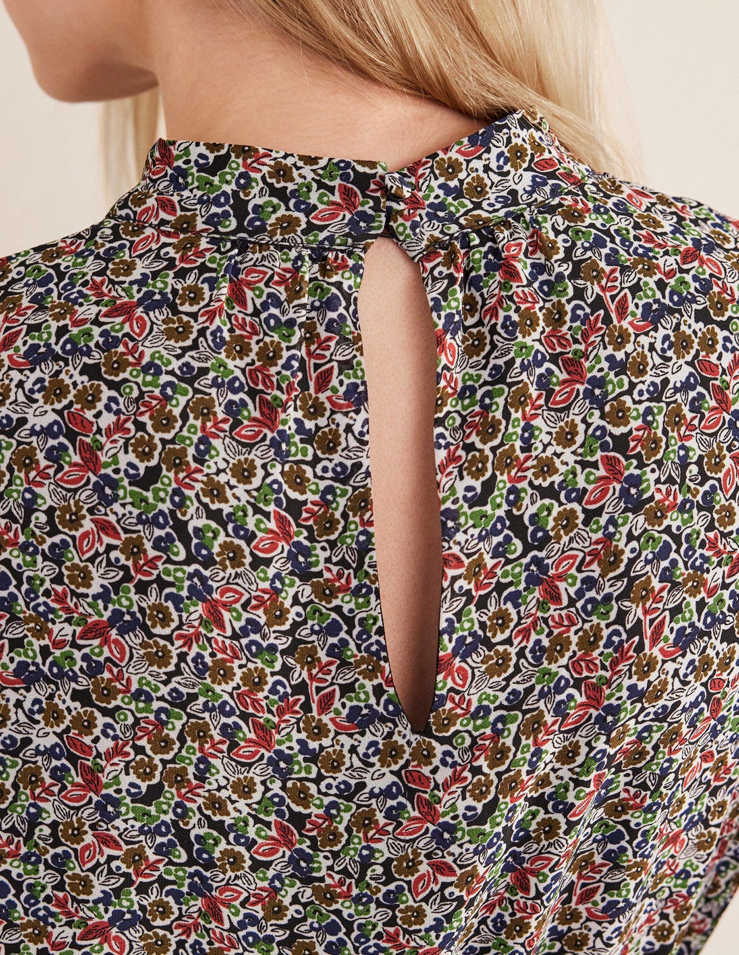 Ausgestelltes Minikleid mit hohem Kragen-Schwarz, Blüten-Toile