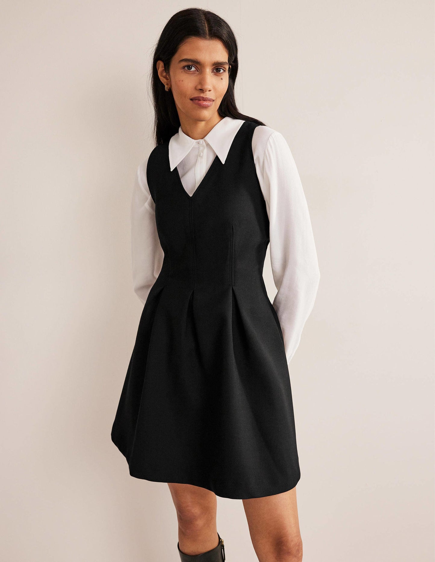 Skater-Minikleid mit V-Ausschnitt-Schwarz