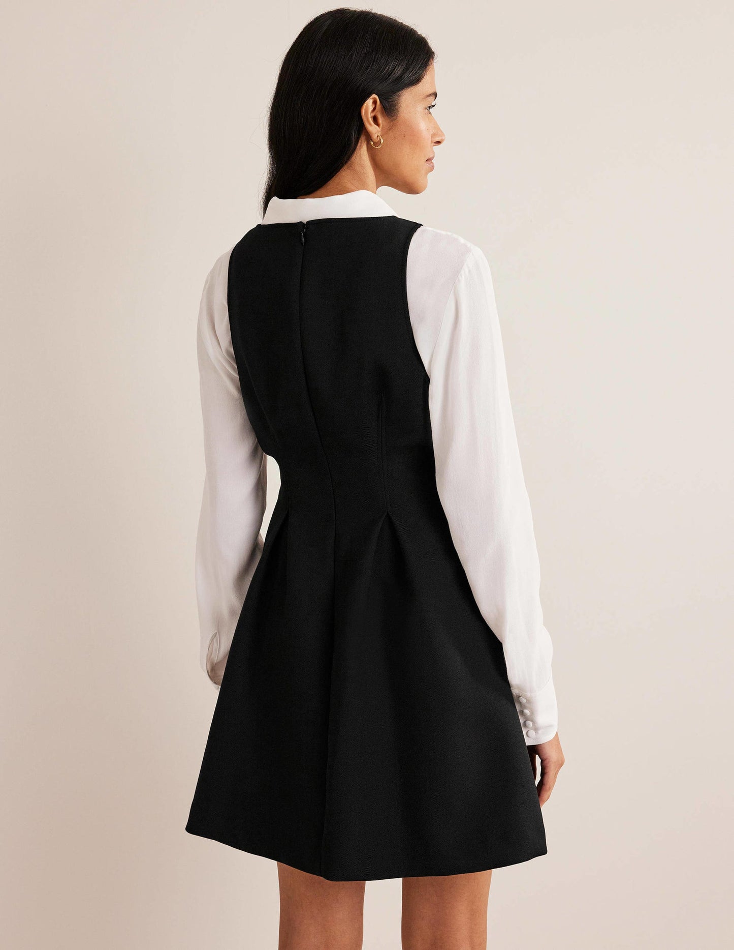 Skater-Minikleid mit V-Ausschnitt-Schwarz