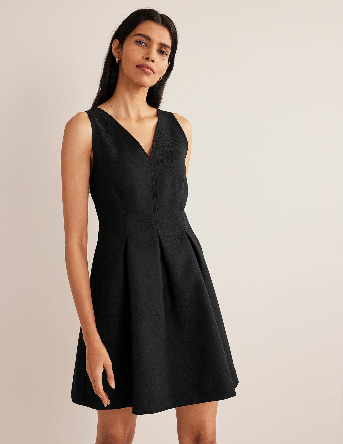 Skater-Minikleid mit V-Ausschnitt-Schwarz