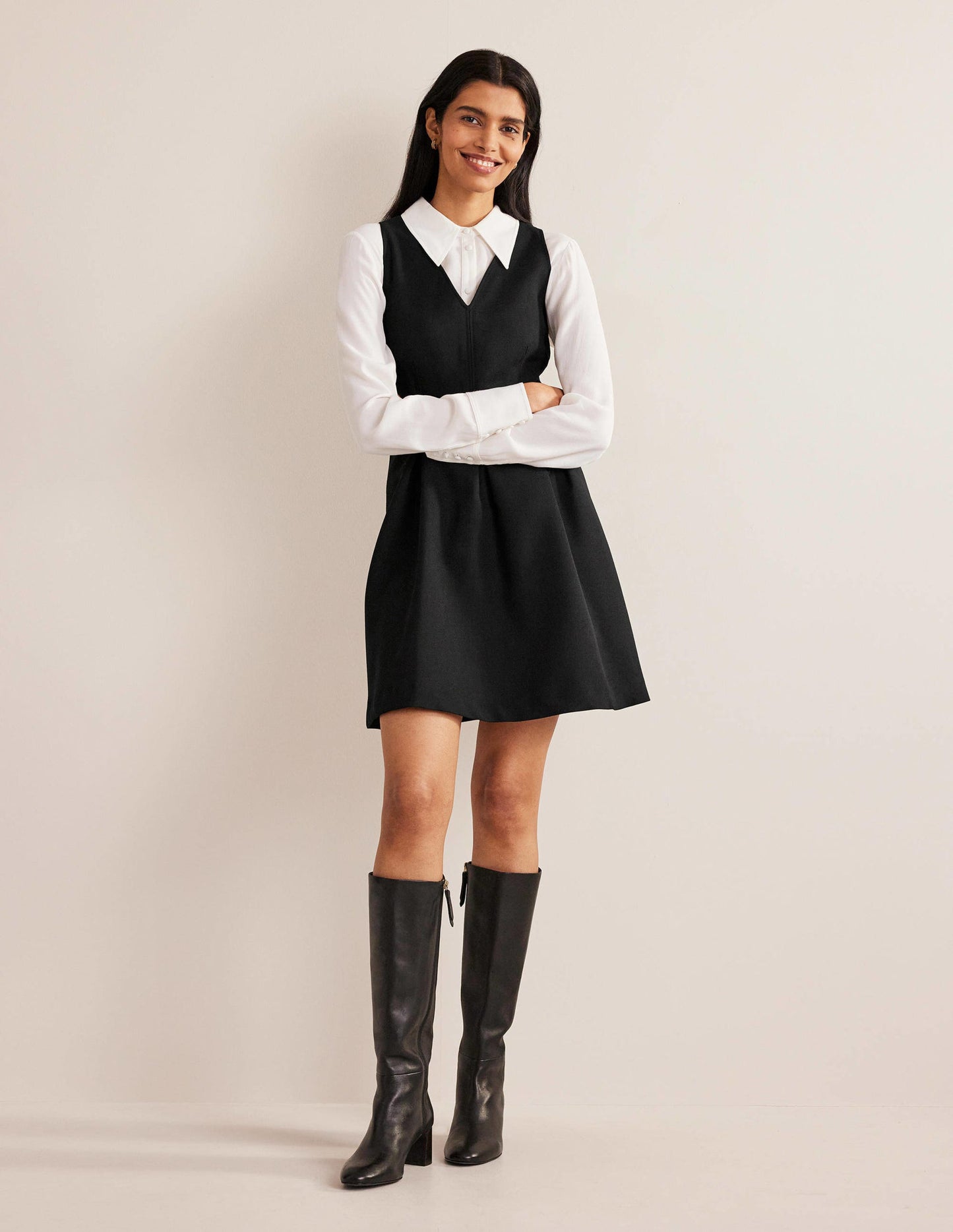 Skater-Minikleid mit V-Ausschnitt-Schwarz