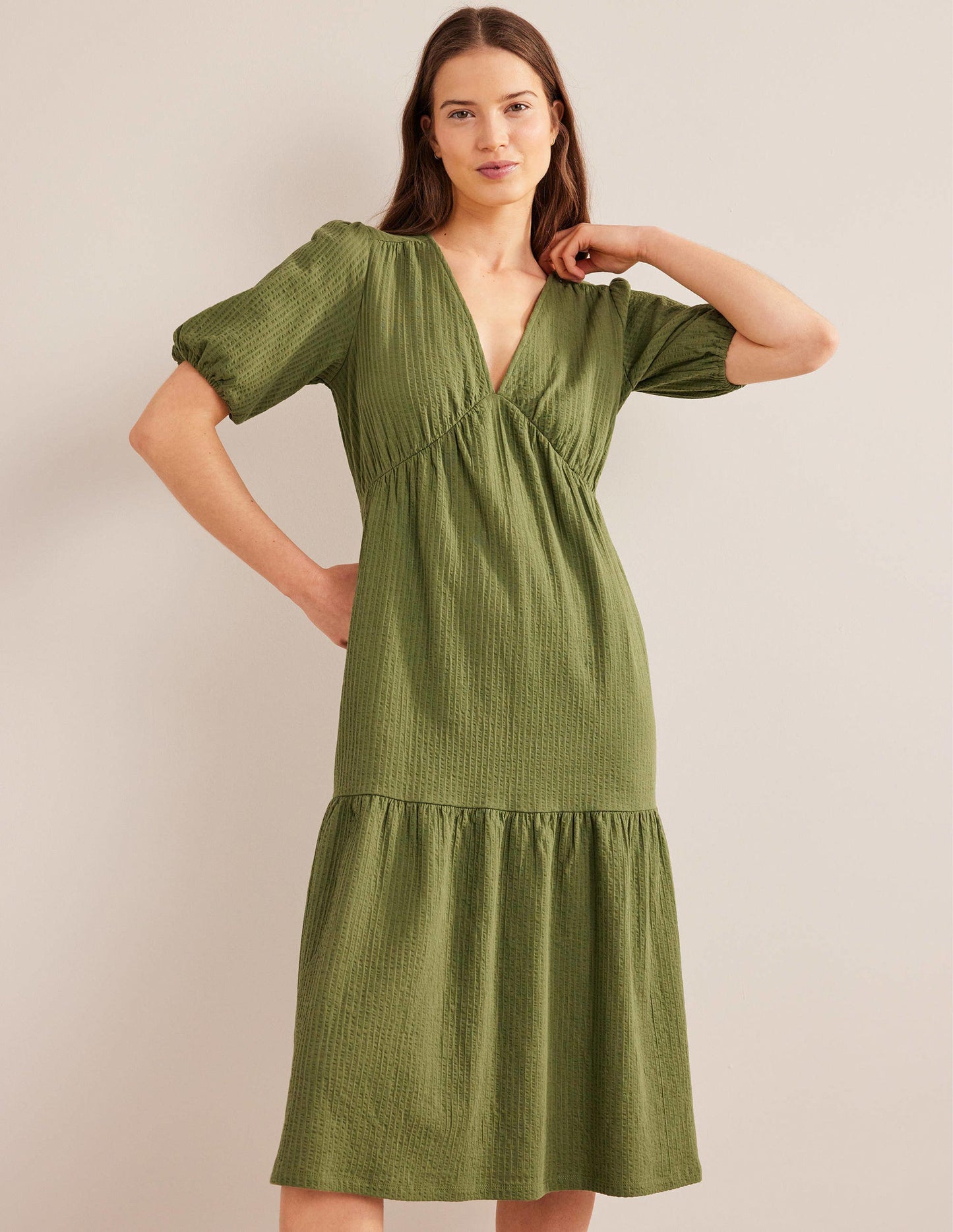 Midikleid aus Jersey-Seersucker-Dezentes Khaki