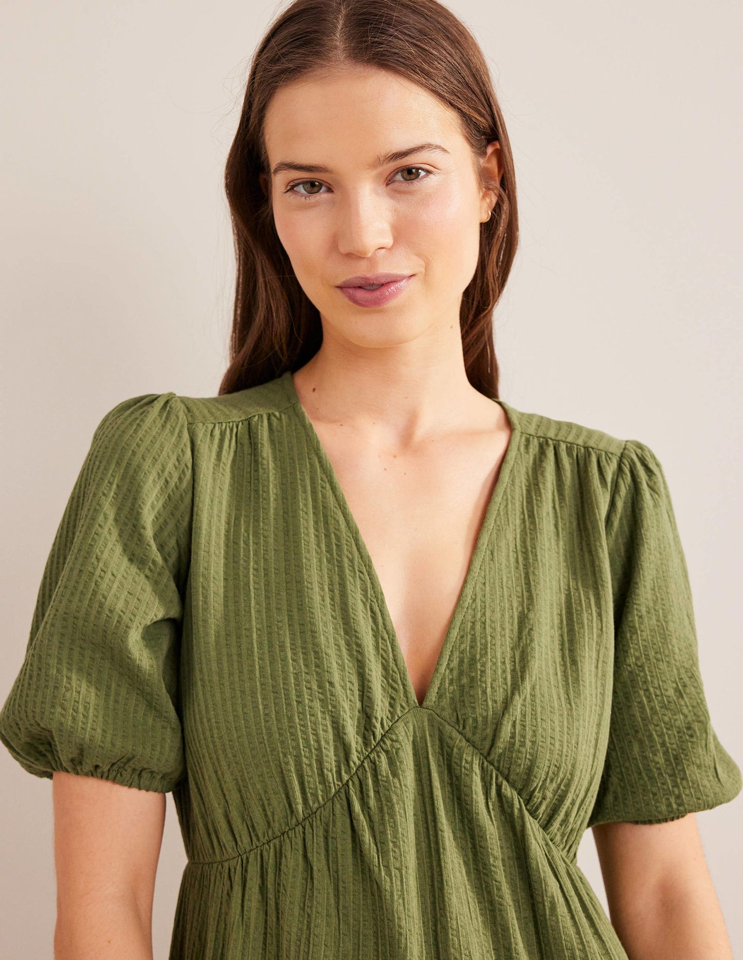 Midikleid aus Jersey-Seersucker-Dezentes Khaki
