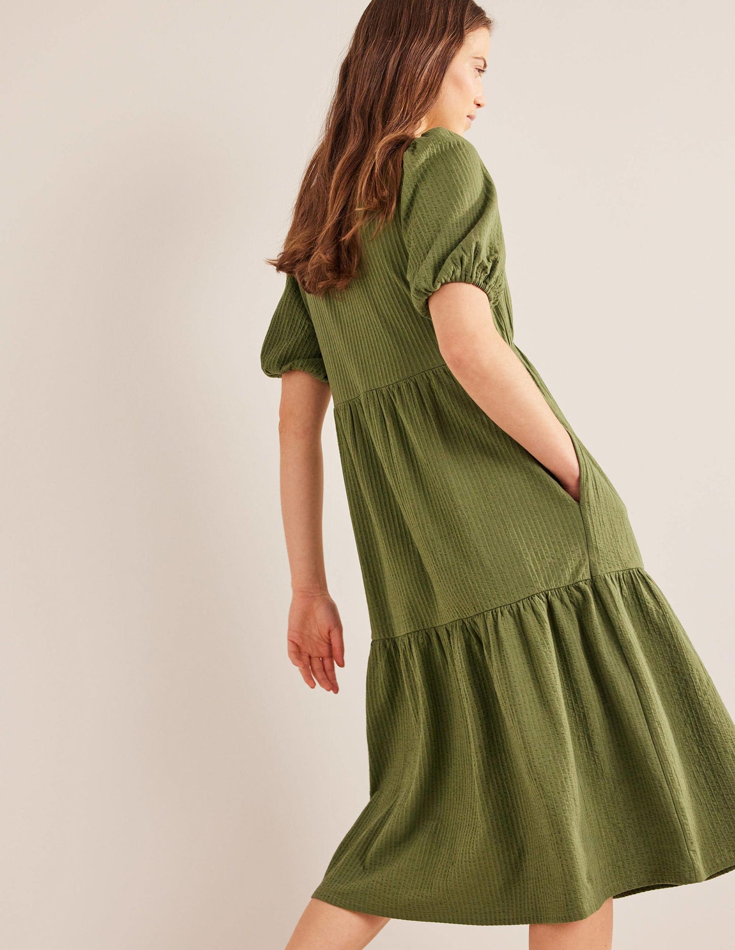 Midikleid aus Jersey-Seersucker-Dezentes Khaki