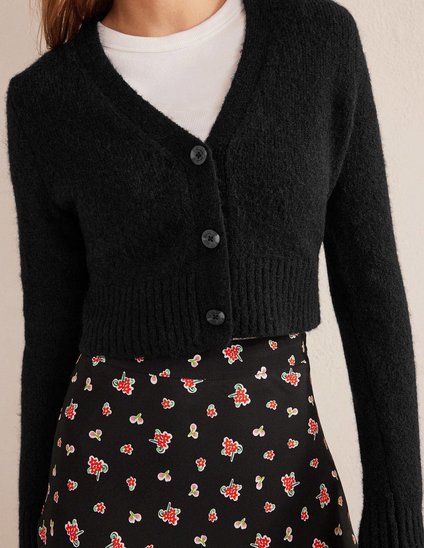 Kurz geschnittener Cardigan mit V-Ausschnitt-Schwarz