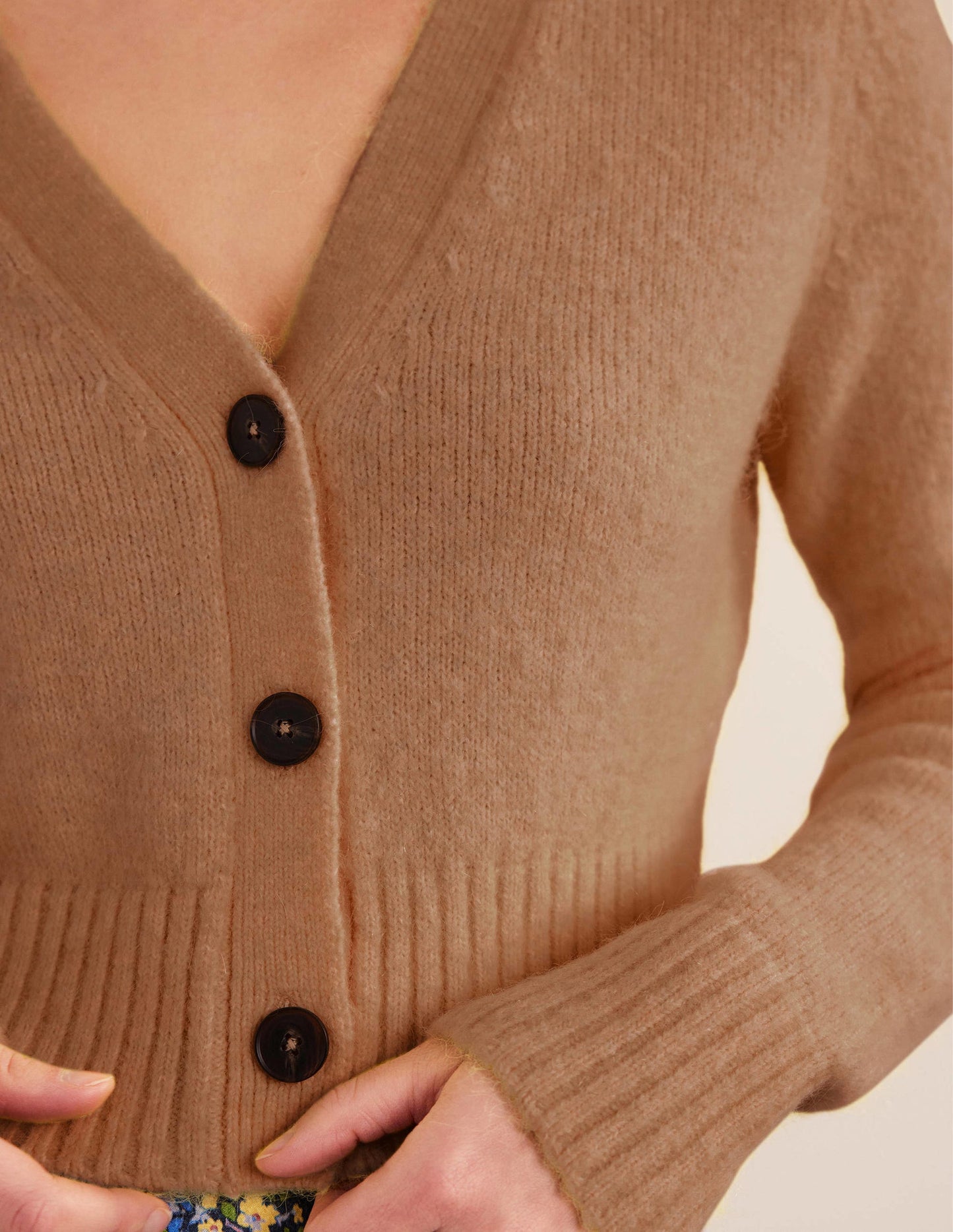 Kurz geschnittener Cardigan mit V-Ausschnitt-Kamelbraun Melange