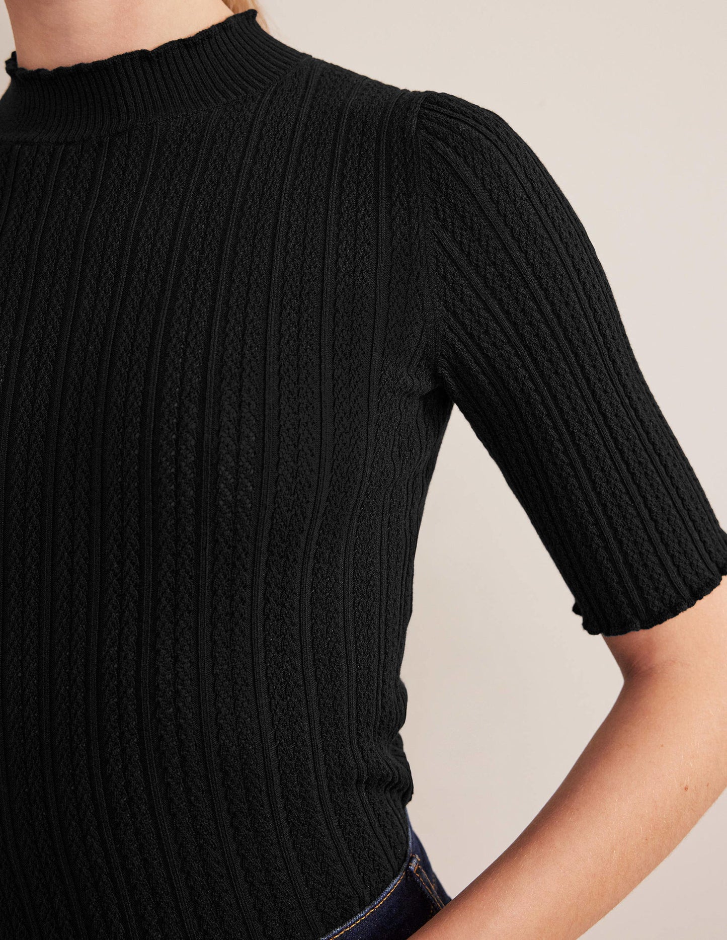 Geripptes T-Shirt mit hohem Kragen-Schwarz