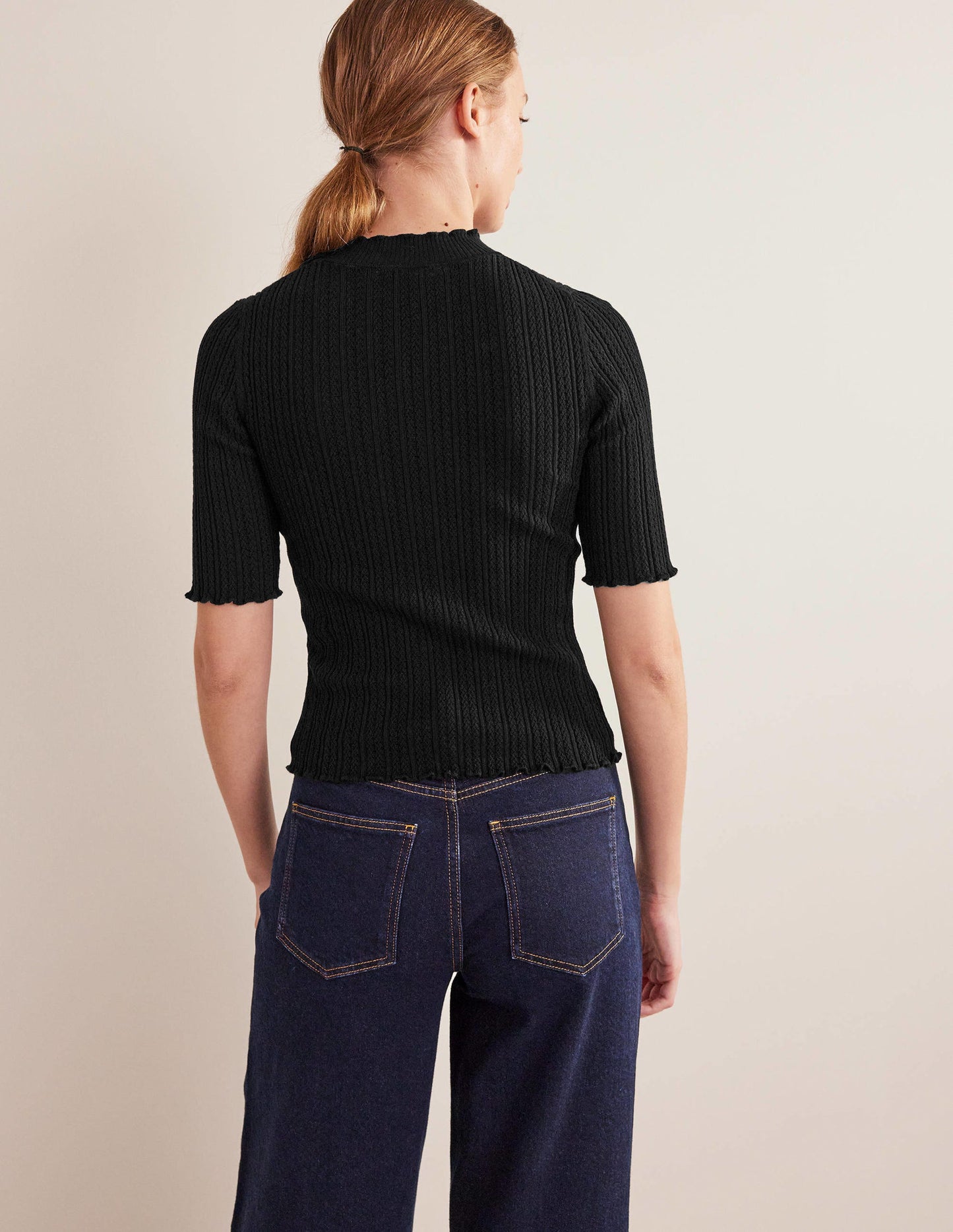 Geripptes T-Shirt mit hohem Kragen-Schwarz