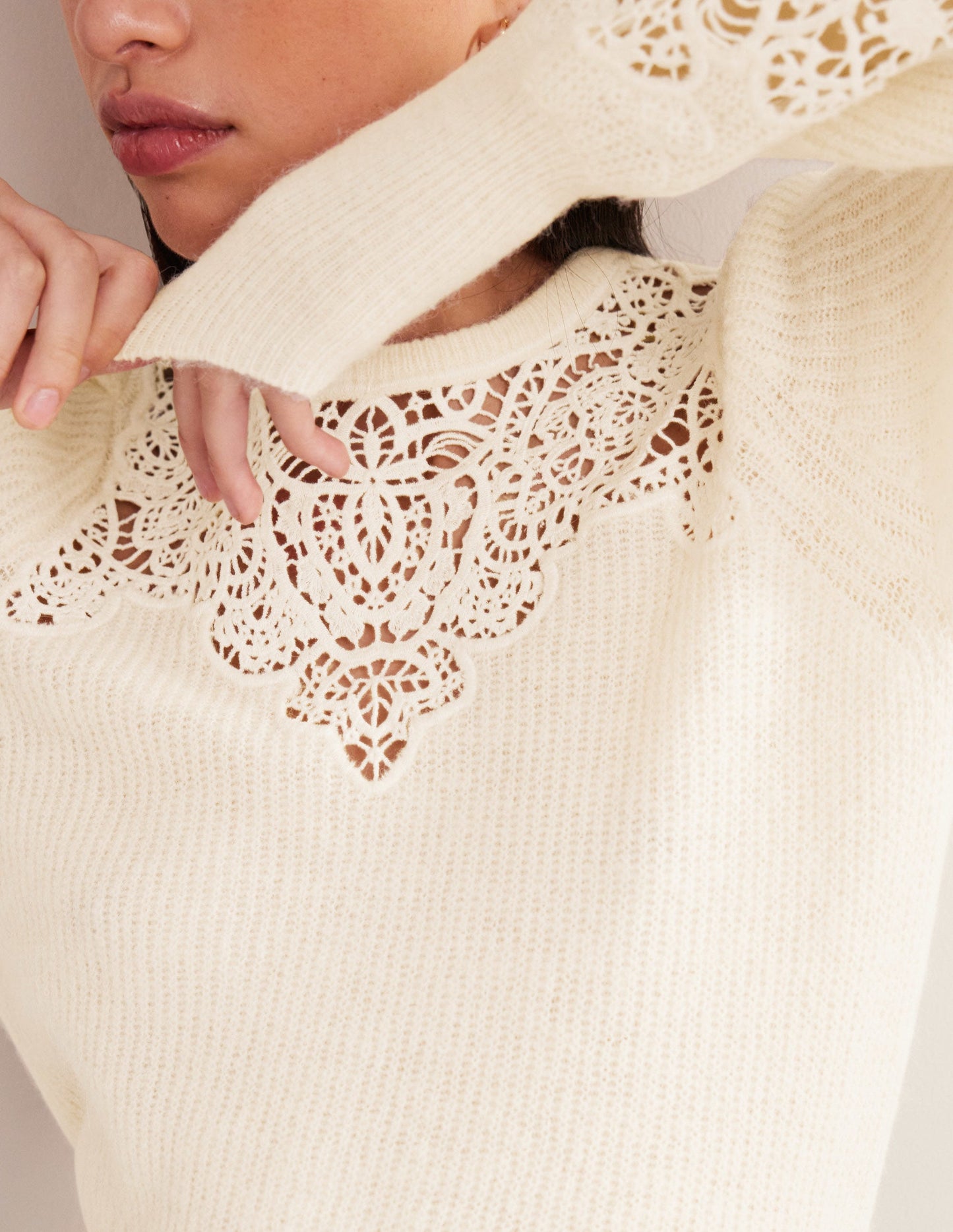 Bestickter Pullover-Naturweiß