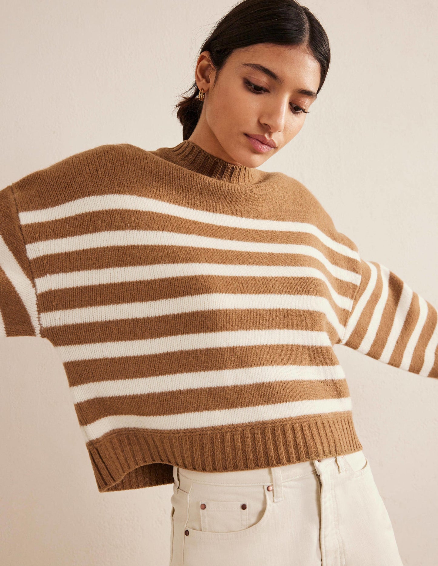 Kurz geschnittener Pullover aus gebürsteter Wolle-Teddybärbraun/Naturweiß, Gestreift