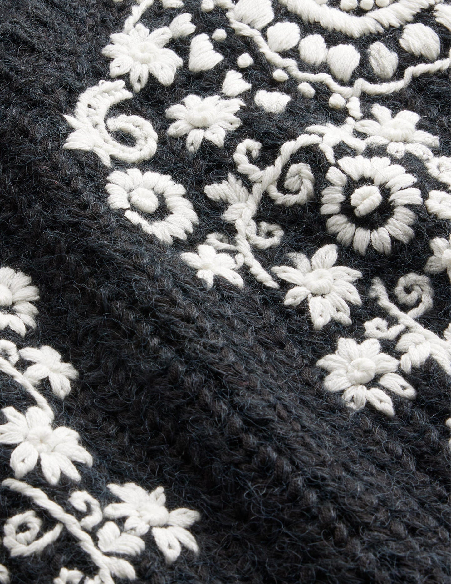 Rippstrickpullover mit Stickerei-Schwarz/Naturweiß, Stickerei