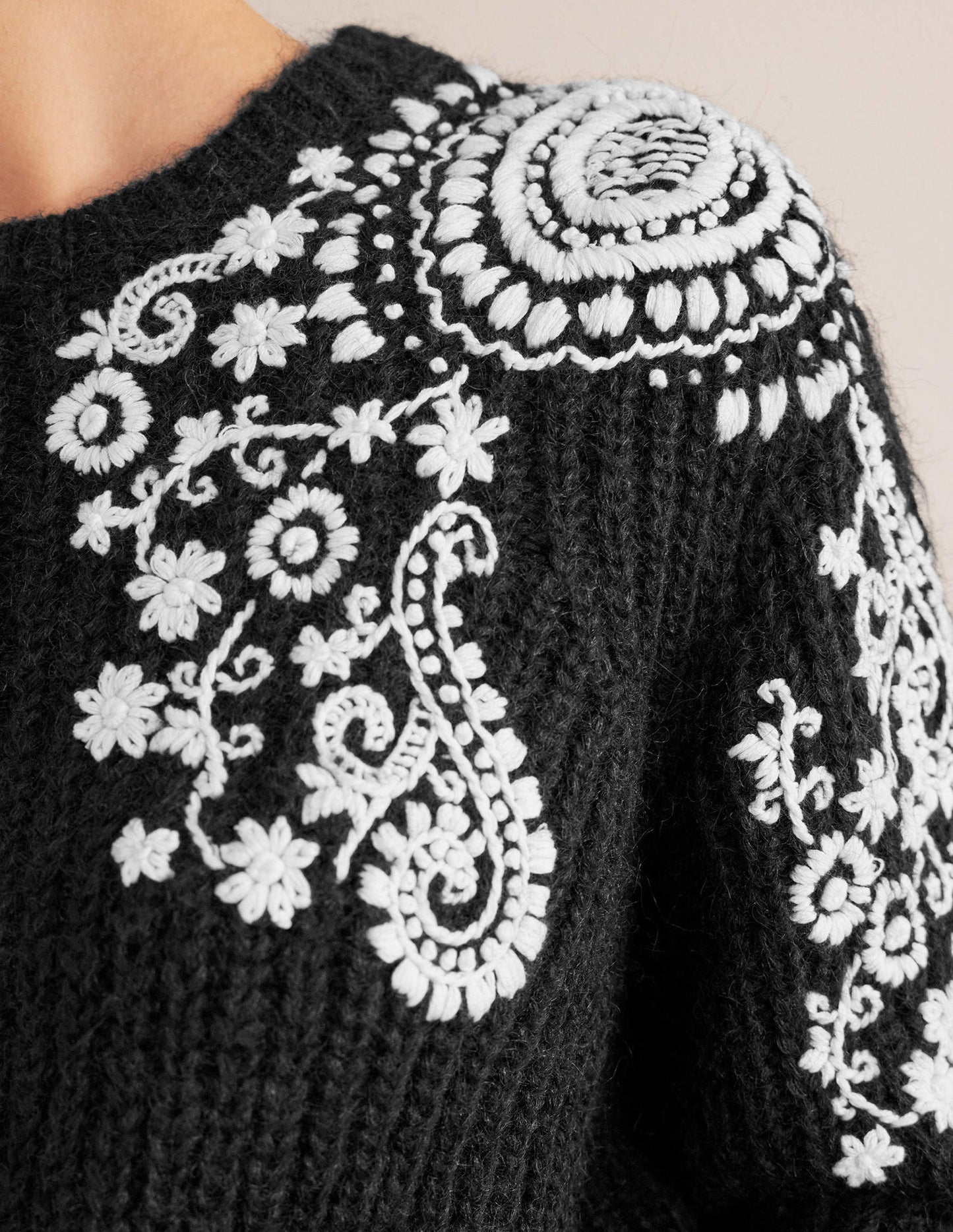 Rippstrickpullover mit Stickerei-Schwarz/Naturweiß, Stickerei