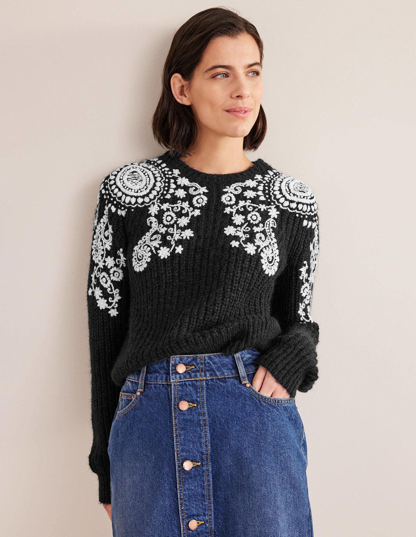 Rippstrickpullover mit Stickerei-Schwarz/Naturweiß, Stickerei