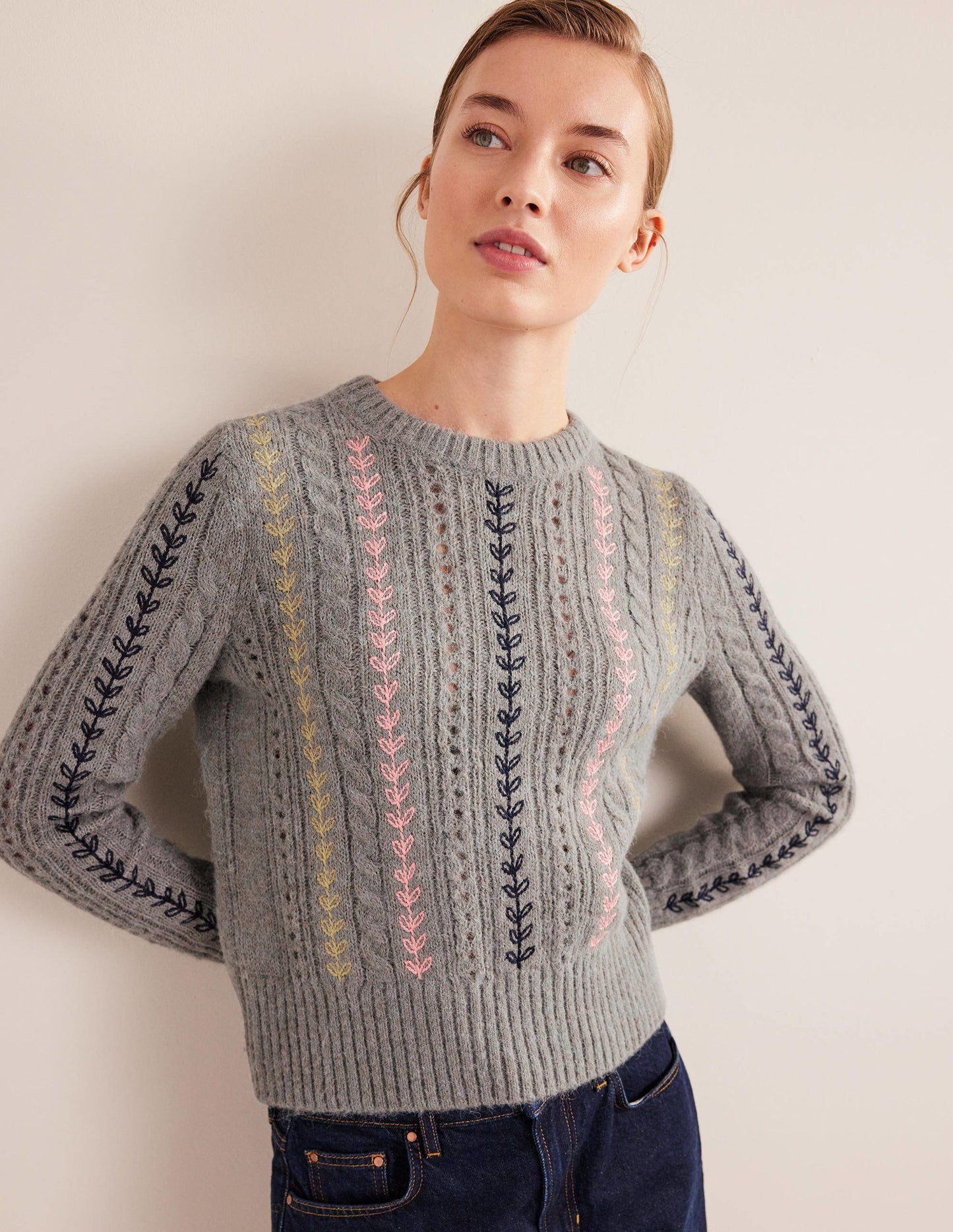 Flauschiger Pullover mit Zopfstrickmuster und Stickerei-Grau Melange