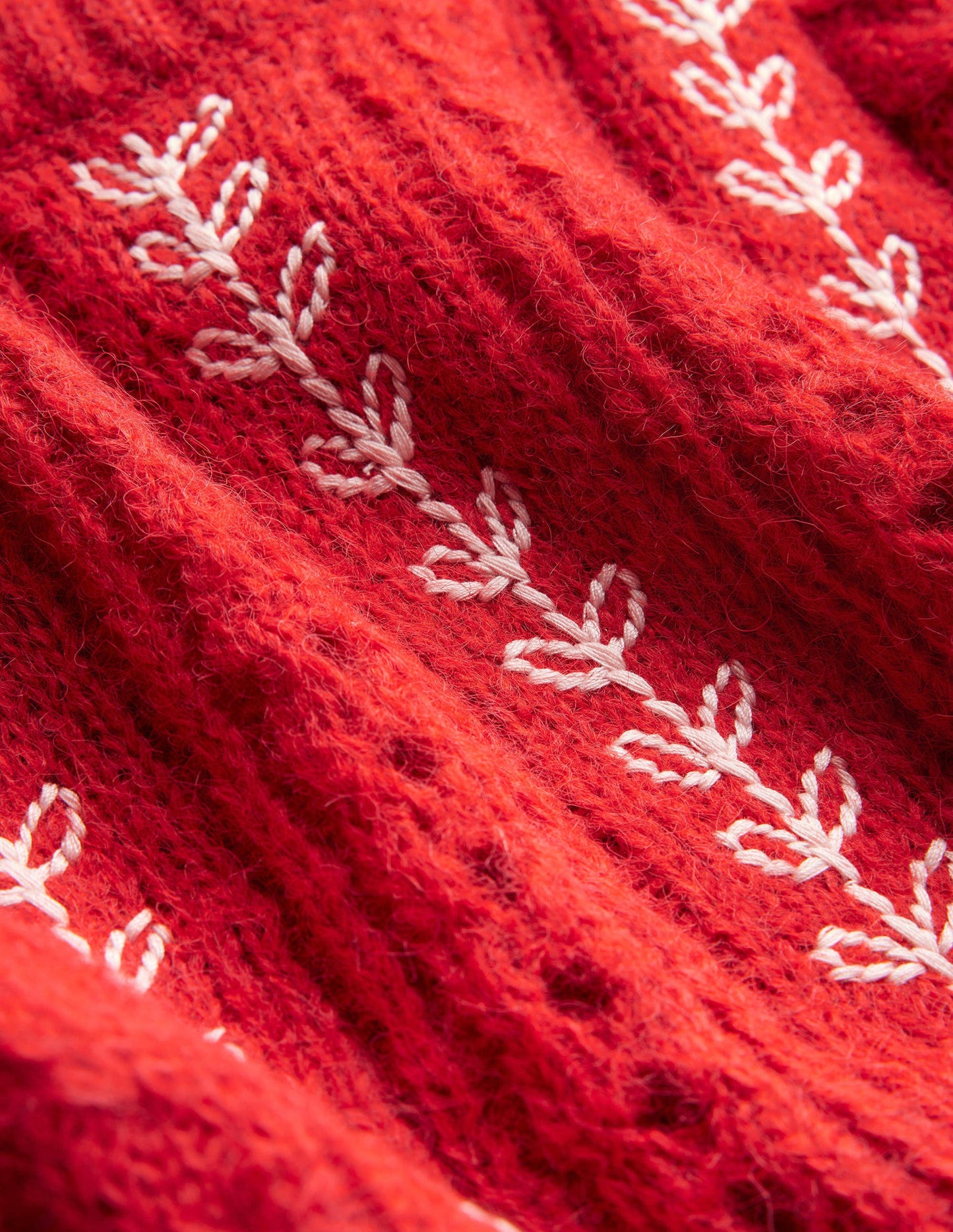 Flauschiger Pullover mit Zopfstrickmuster und Stickerei-Tomatenrot