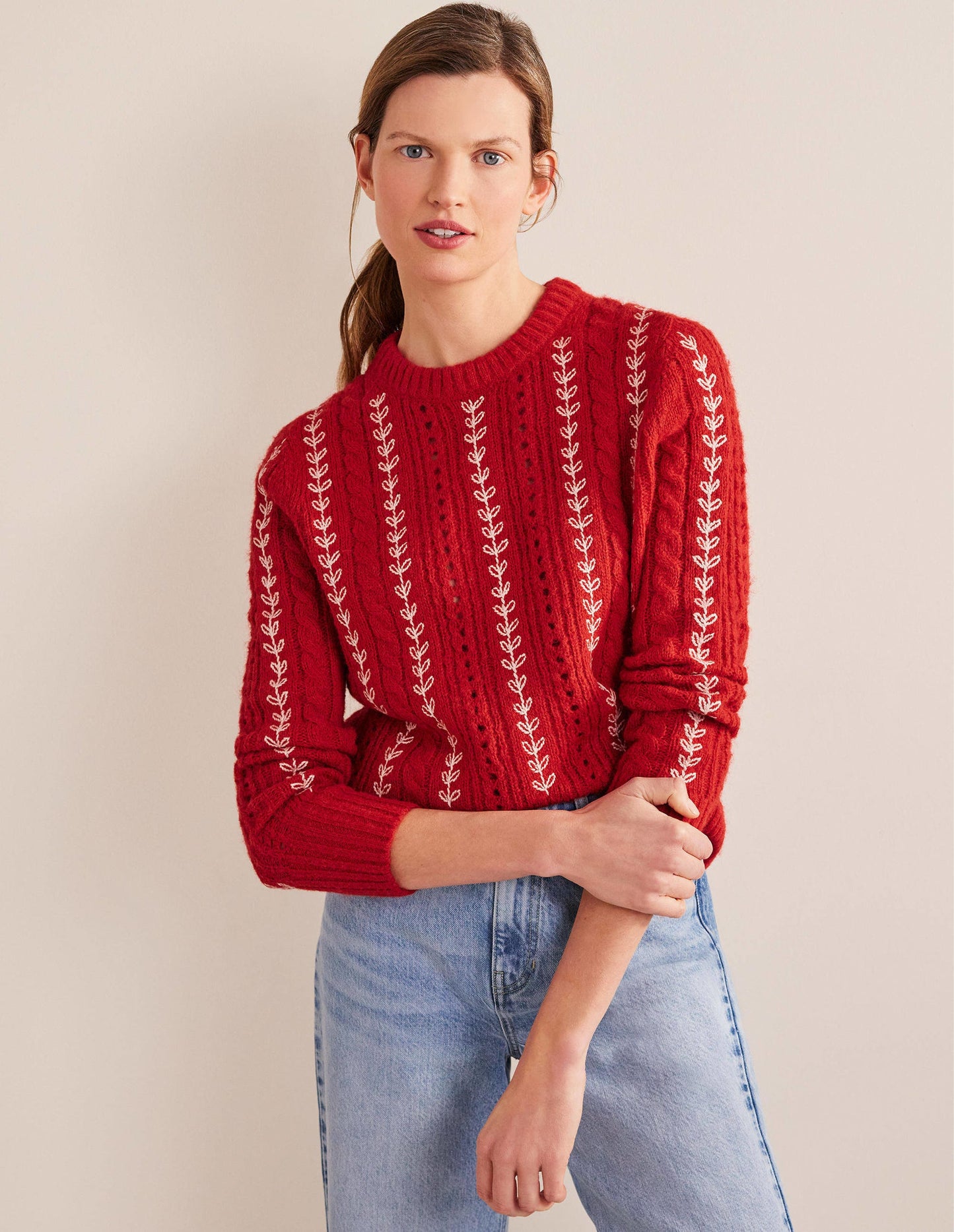 Flauschiger Pullover mit Zopfstrickmuster und Stickerei-Tomatenrot