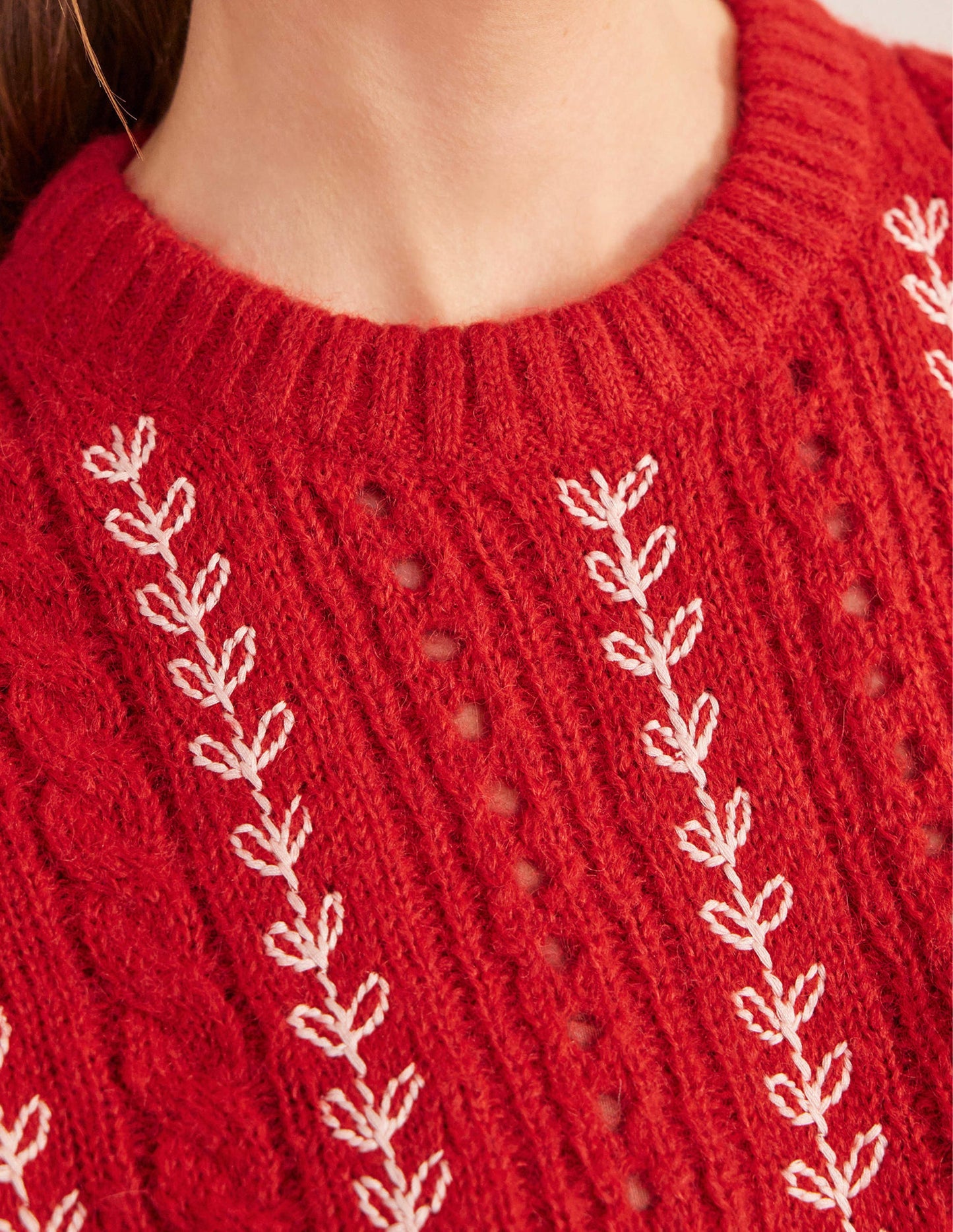 Flauschiger Pullover mit Zopfstrickmuster und Stickerei-Tomatenrot
