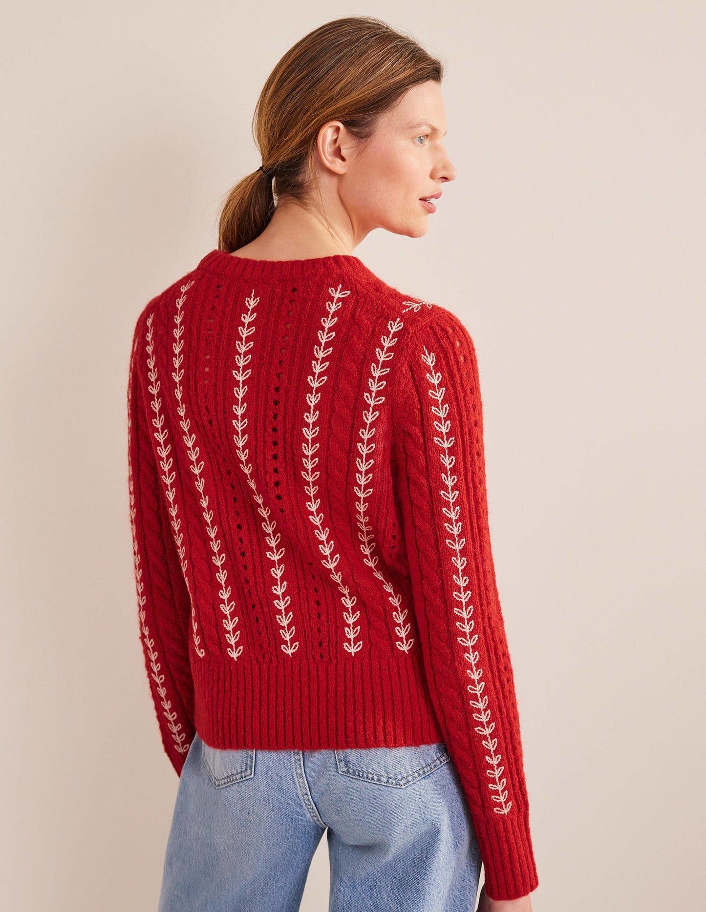 Flauschiger Pullover mit Zopfstrickmuster und Stickerei-Tomatenrot