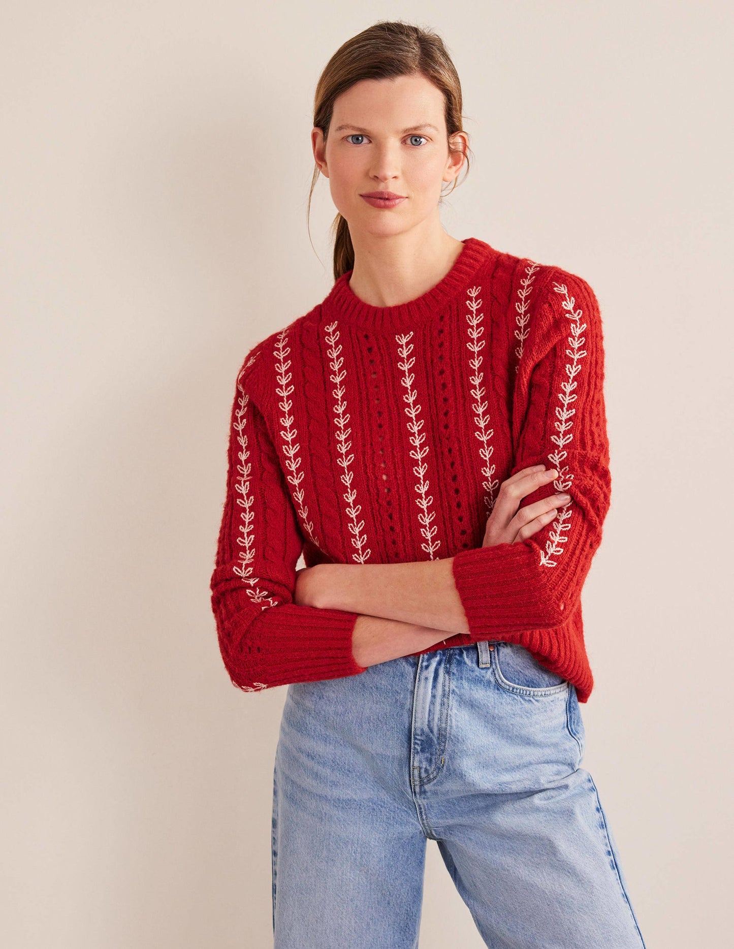 Flauschiger Pullover mit Zopfstrickmuster und Stickerei-Tomatenrot