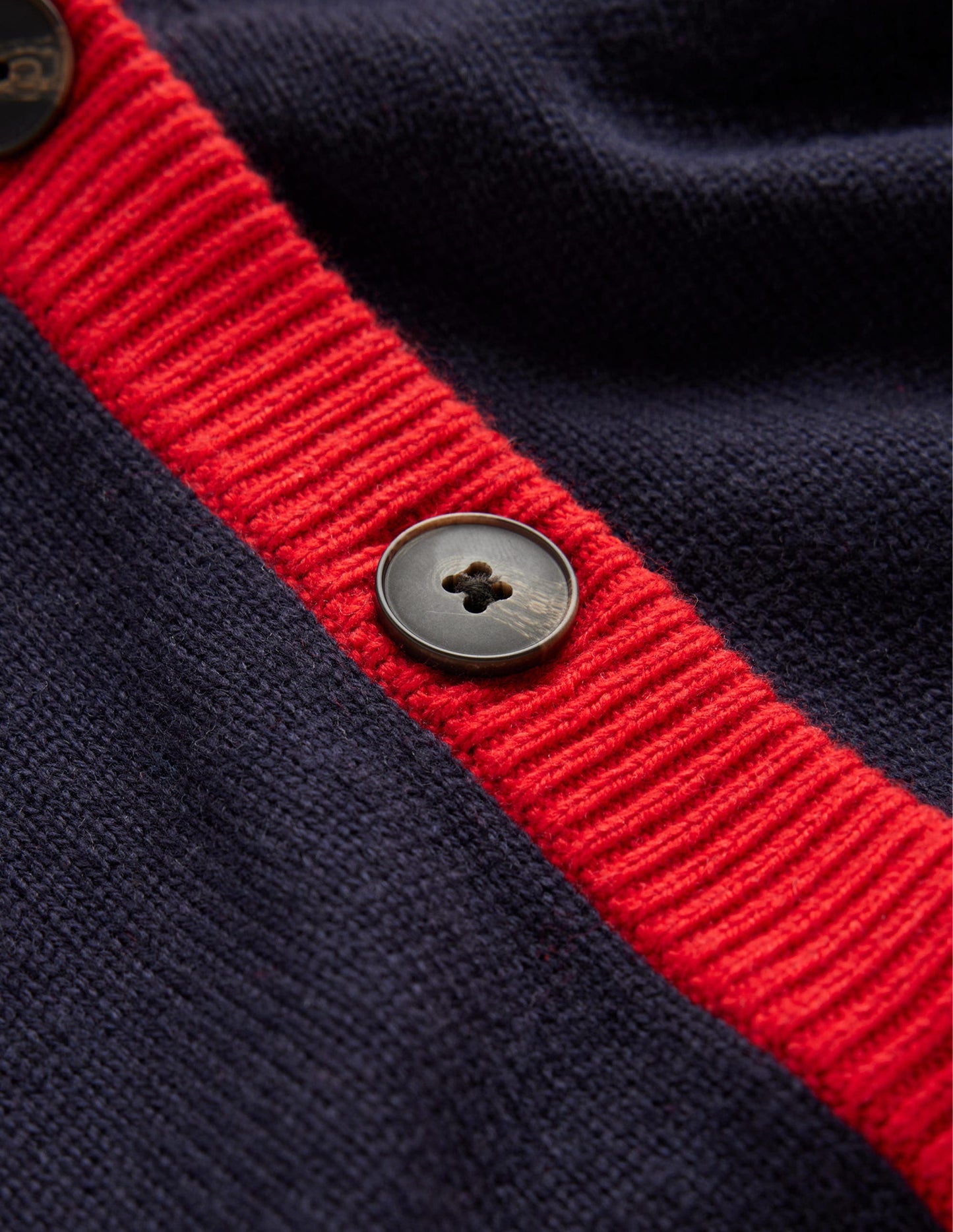 Alma Strickjacke mit Kontrastbesatz-Marineblau, Flame Scarlet