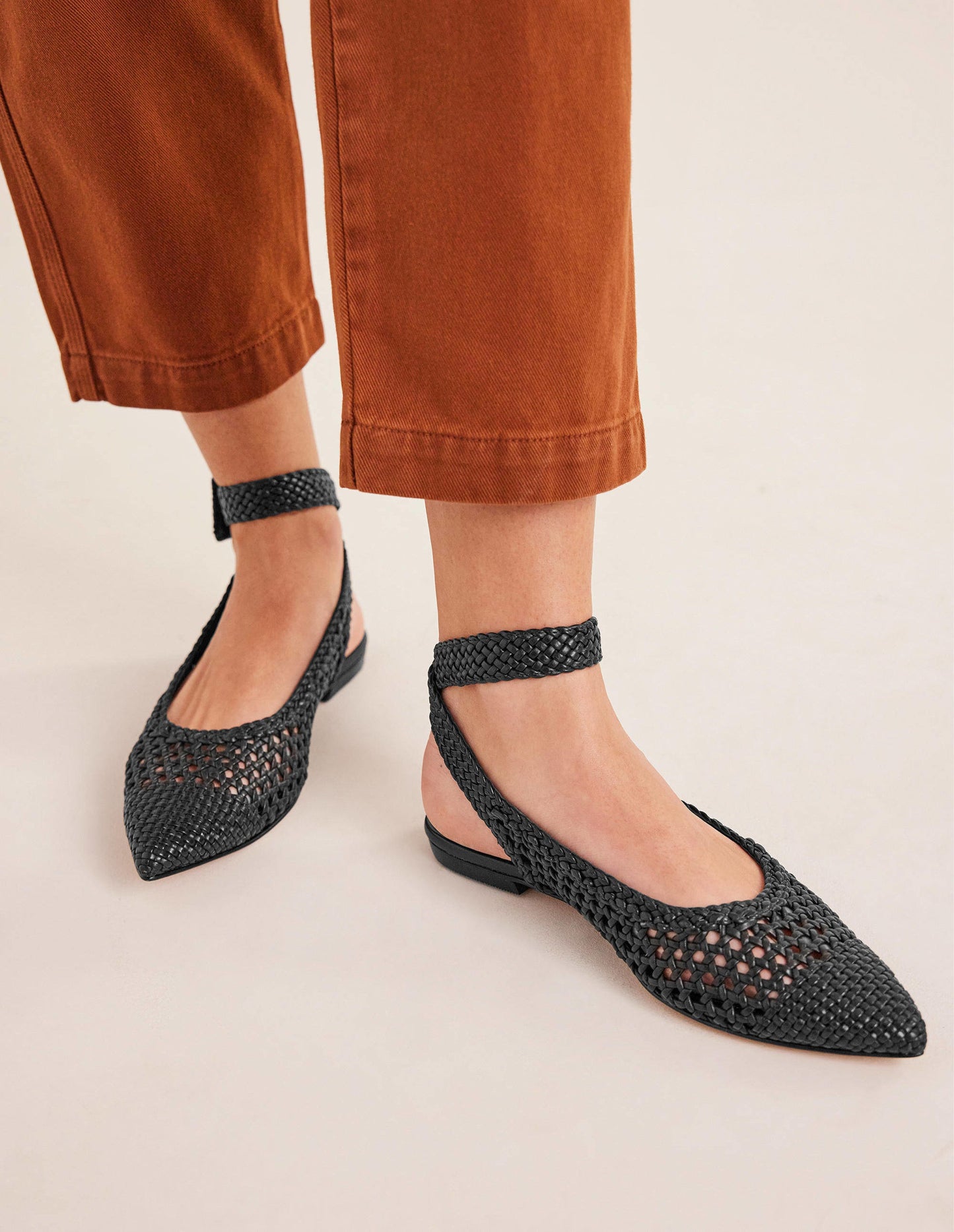 Flache Riemchenpumps mit spitzer Zehenpartie-Schwarz, Gewebtes Leder